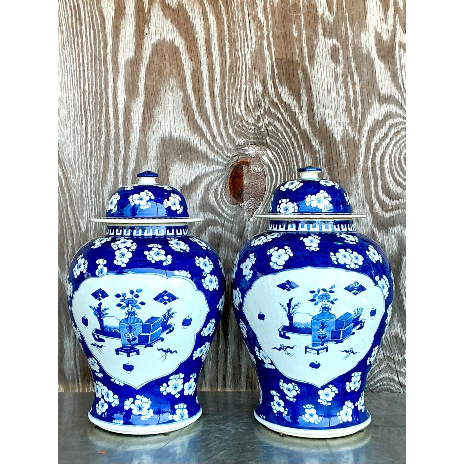 Paire de pots à gingembre asiatiques bleu et blanc Bon état - En vente à West Palm Beach, FL