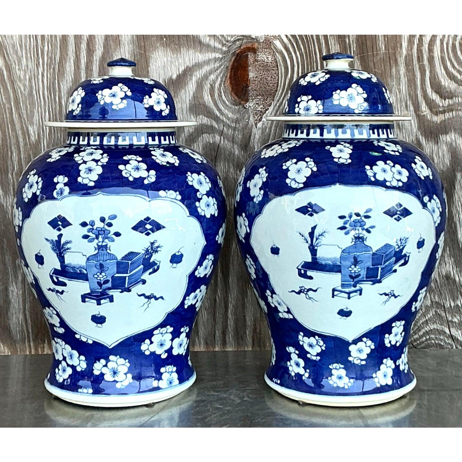 20ième siècle Paire de pots à gingembre asiatiques bleu et blanc en vente