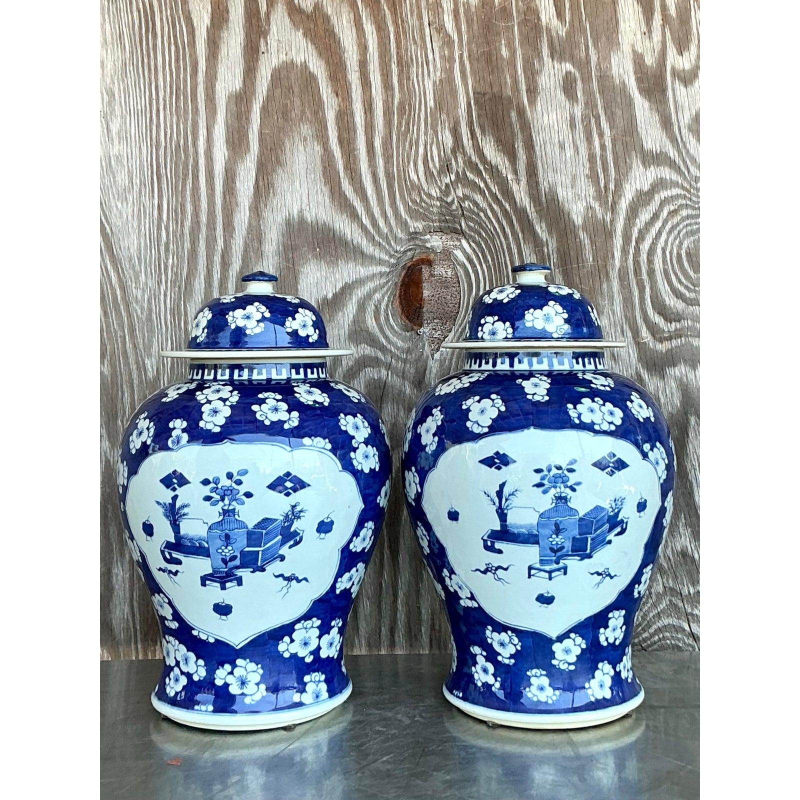Porcelaine Paire de pots à gingembre asiatiques bleu et blanc en vente