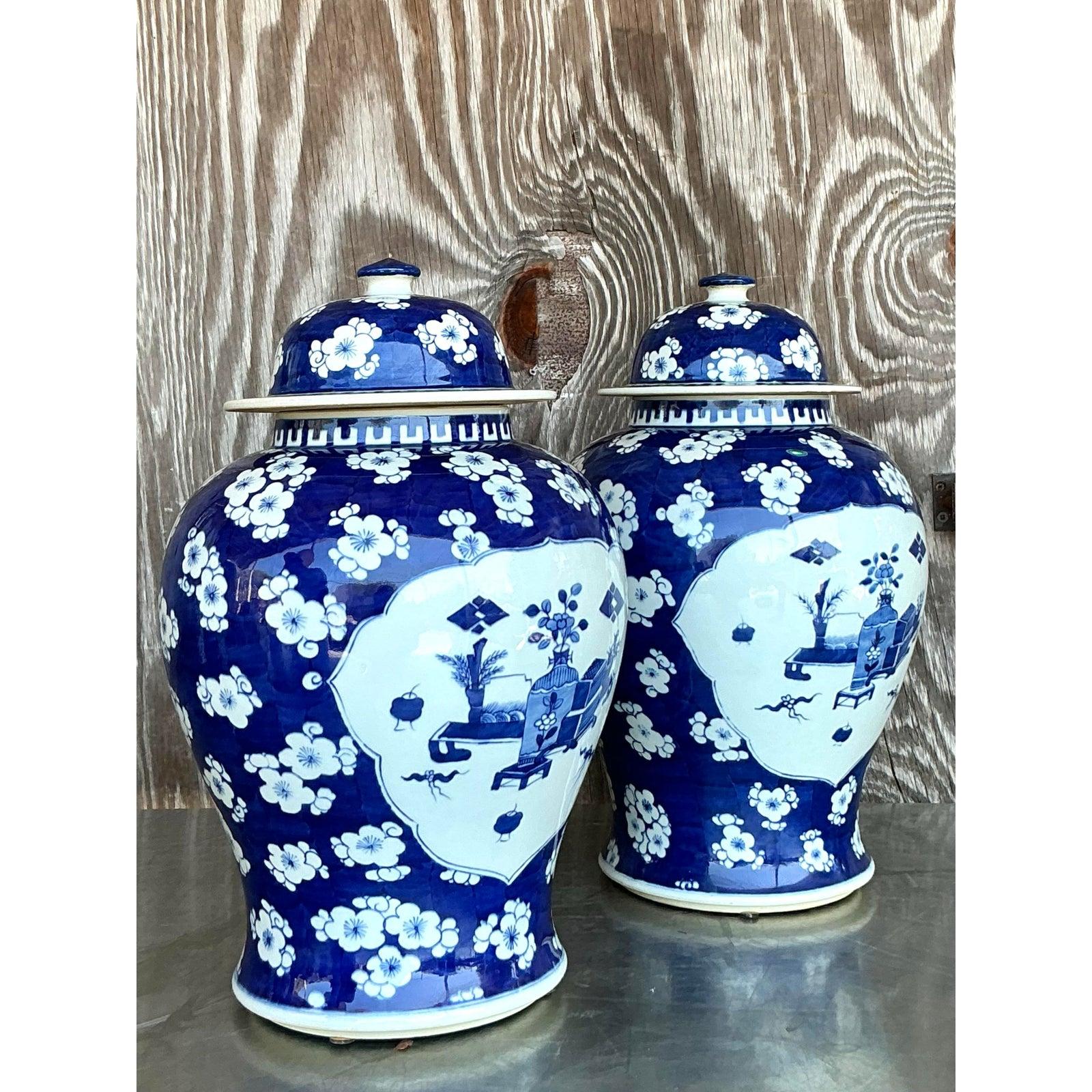 Paire de pots à gingembre asiatiques bleu et blanc en vente 2