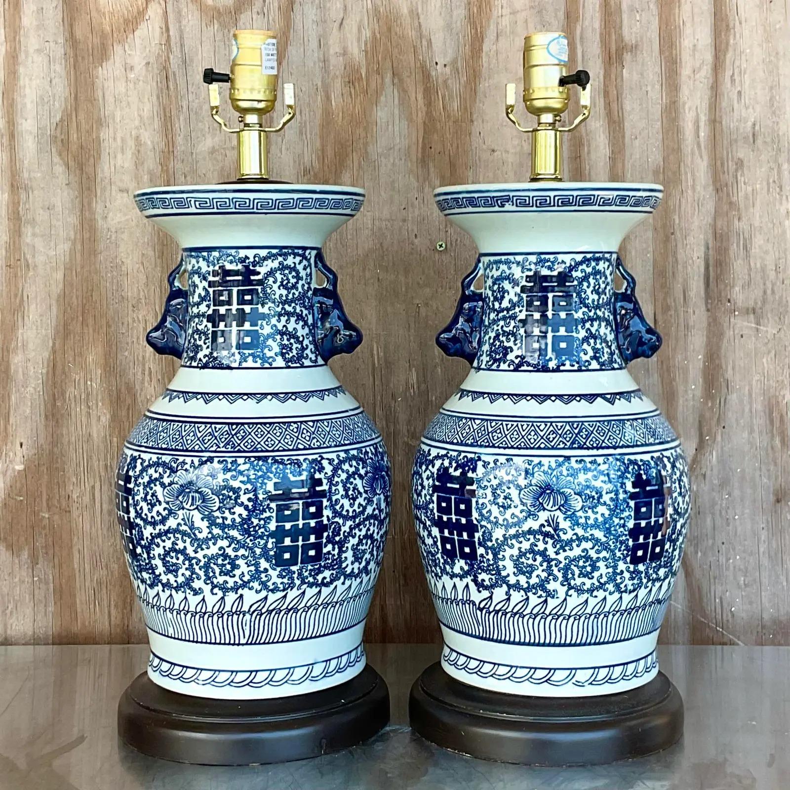 Ming Paire de lampes asiatiques vintage en céramique émaillée bleue et blanche en vente