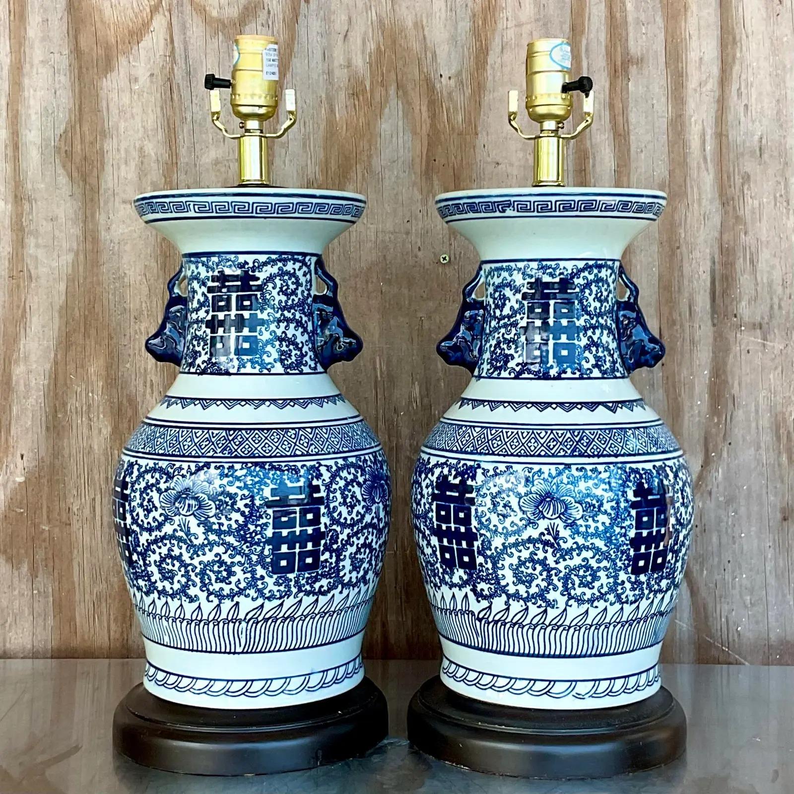 Nord-américain Paire de lampes asiatiques vintage en céramique émaillée bleue et blanche en vente