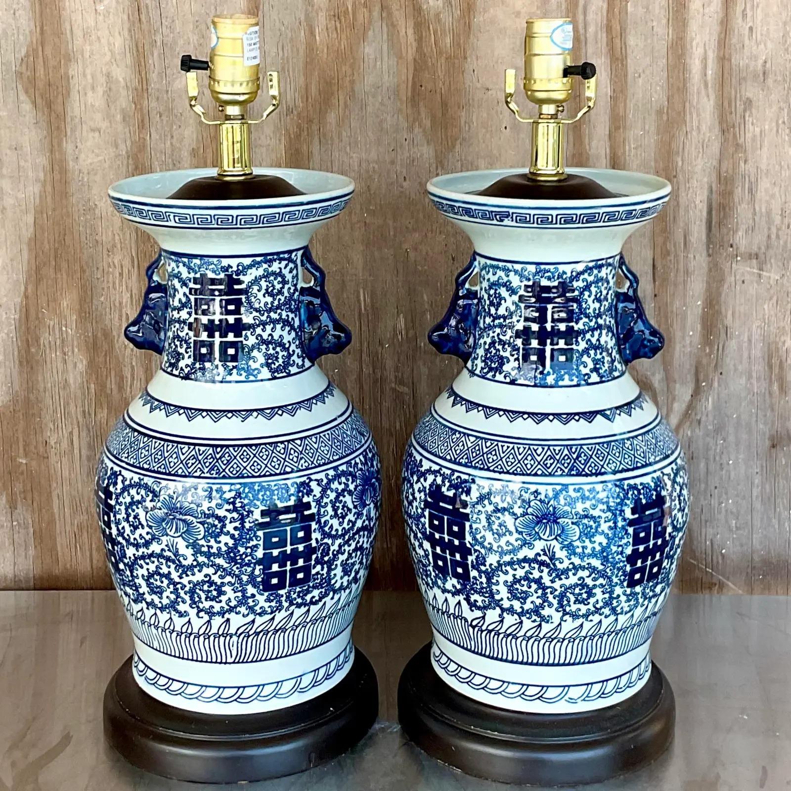 Paire de lampes asiatiques vintage en céramique émaillée bleue et blanche Bon état - En vente à west palm beach, FL