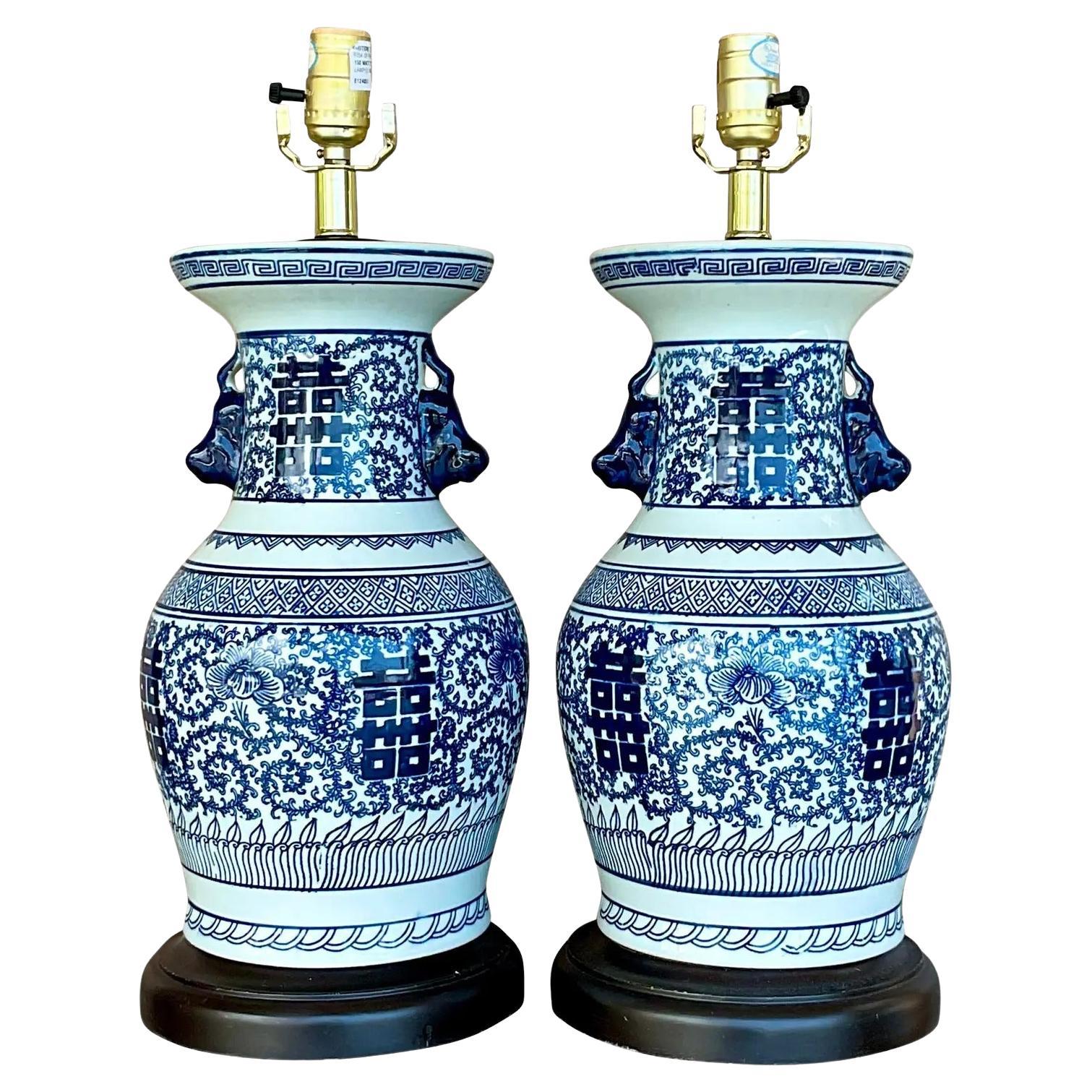 Paire de lampes asiatiques vintage en céramique émaillée bleue et blanche
