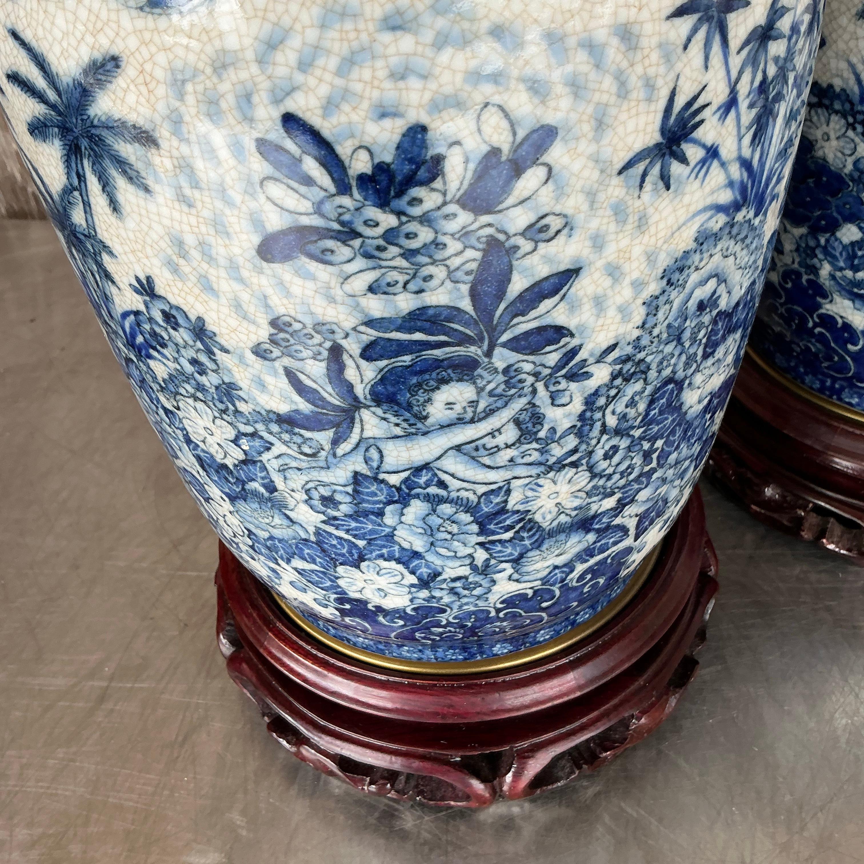 Cette paire de lampes roses asiatiques vintage en céramique émaillée bleue et blanche respire l'élégance intemporelle. Avec leurs motifs floraux classiques peints à la main, ces lampes illustrent la beauté de l'artisanat asiatique traditionnel. Les