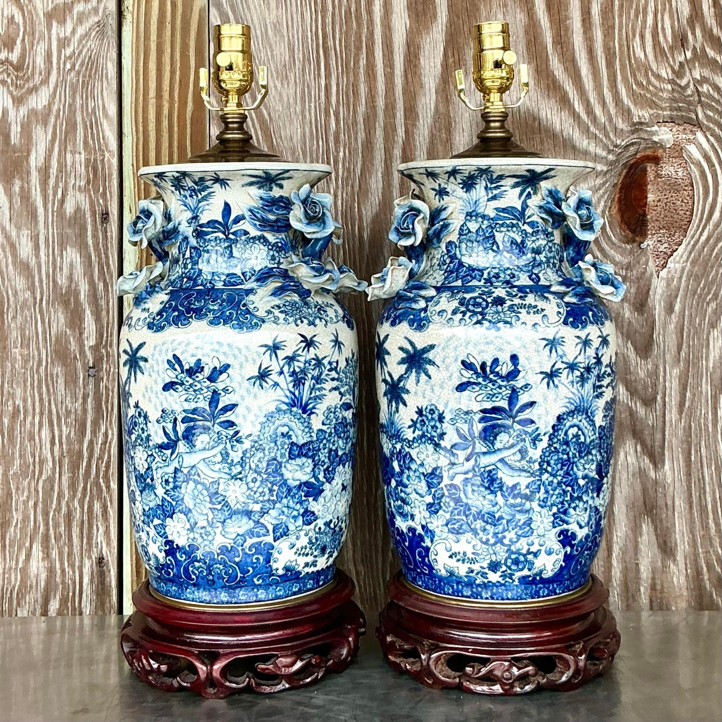Américain Paire de lampes asiatiques vintage roses en céramique émaillée bleue et blanche en vente