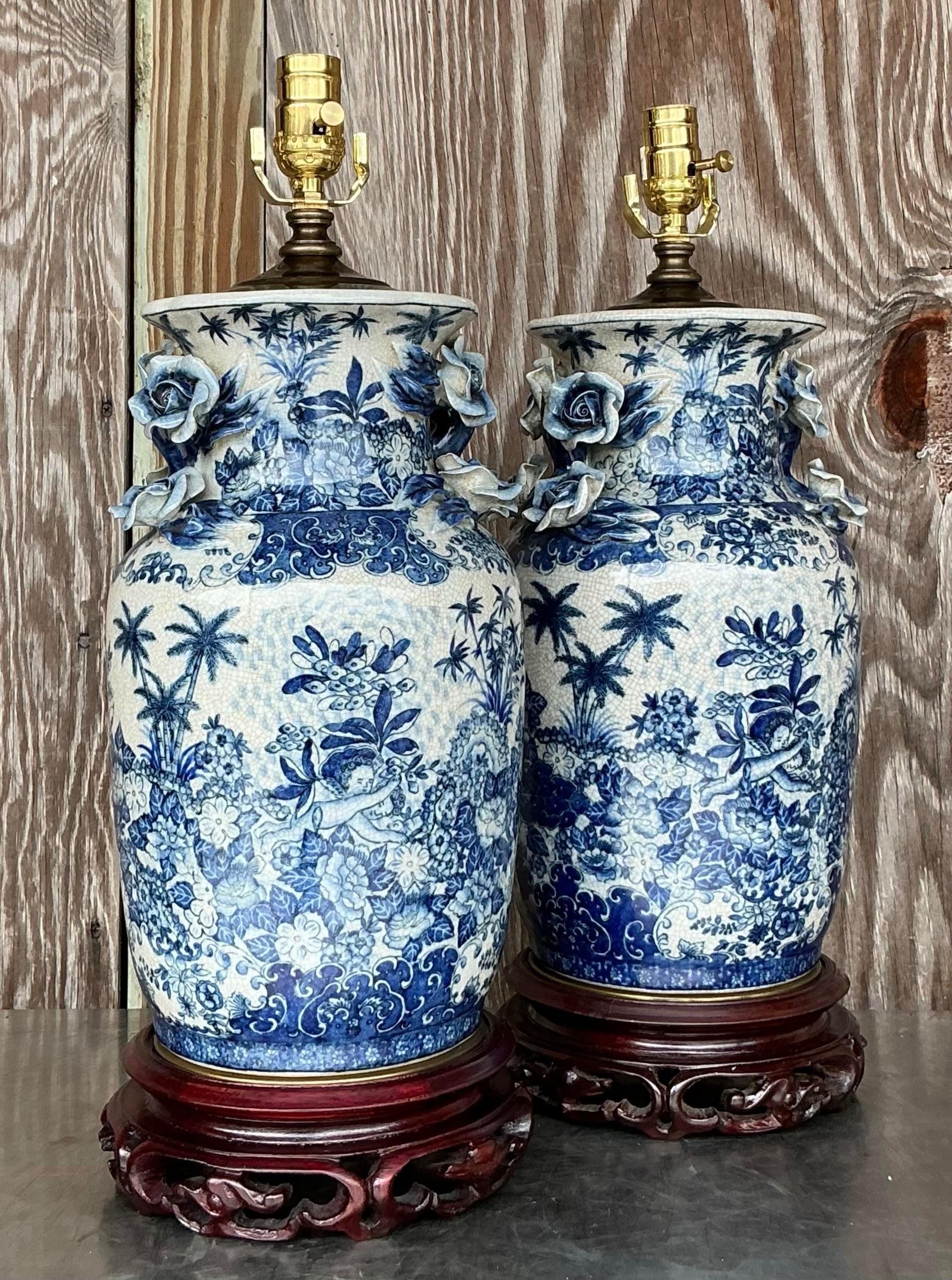 Paire de lampes asiatiques vintage roses en céramique émaillée bleue et blanche Bon état - En vente à West Palm Beach, FL