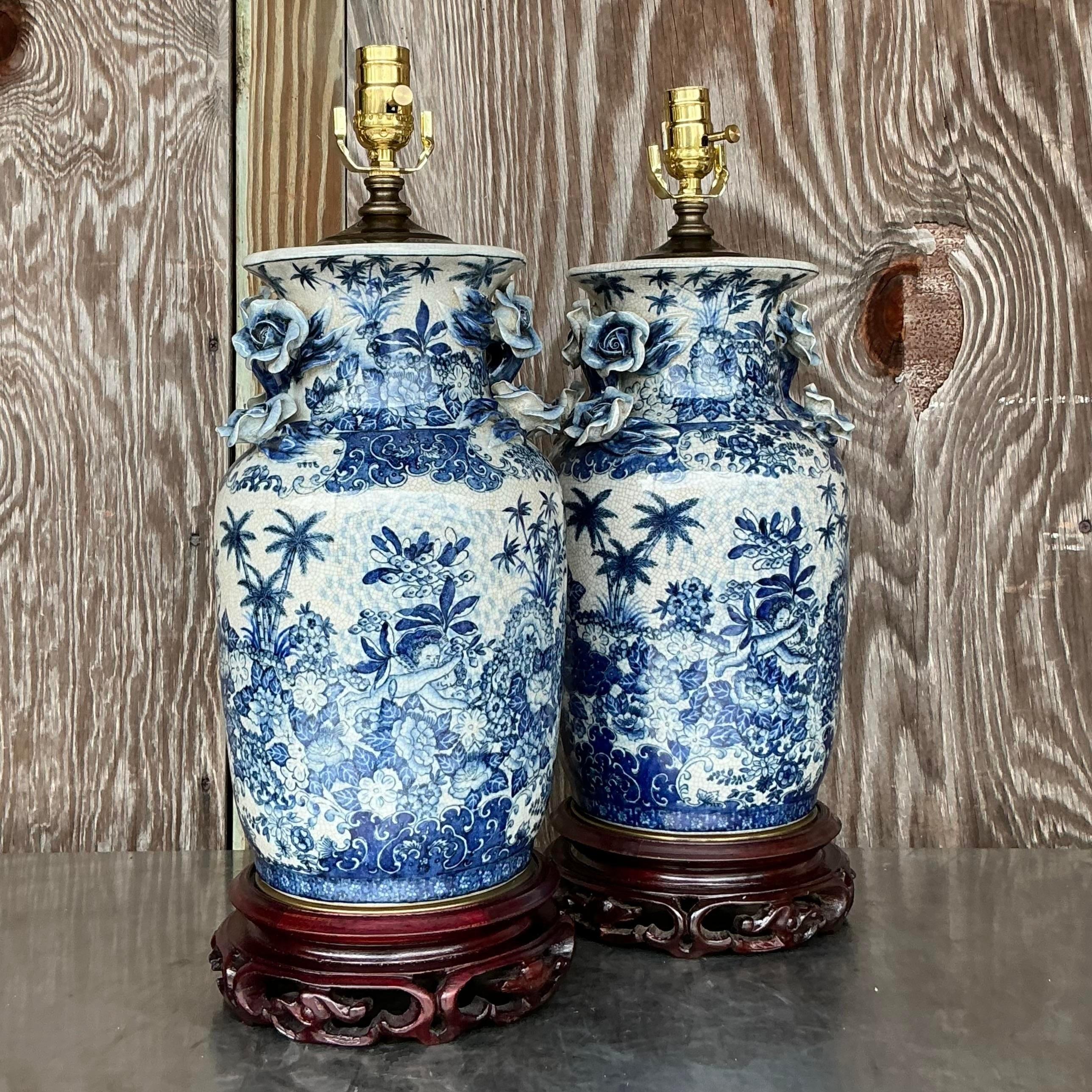 20ième siècle Paire de lampes asiatiques vintage roses en céramique émaillée bleue et blanche en vente