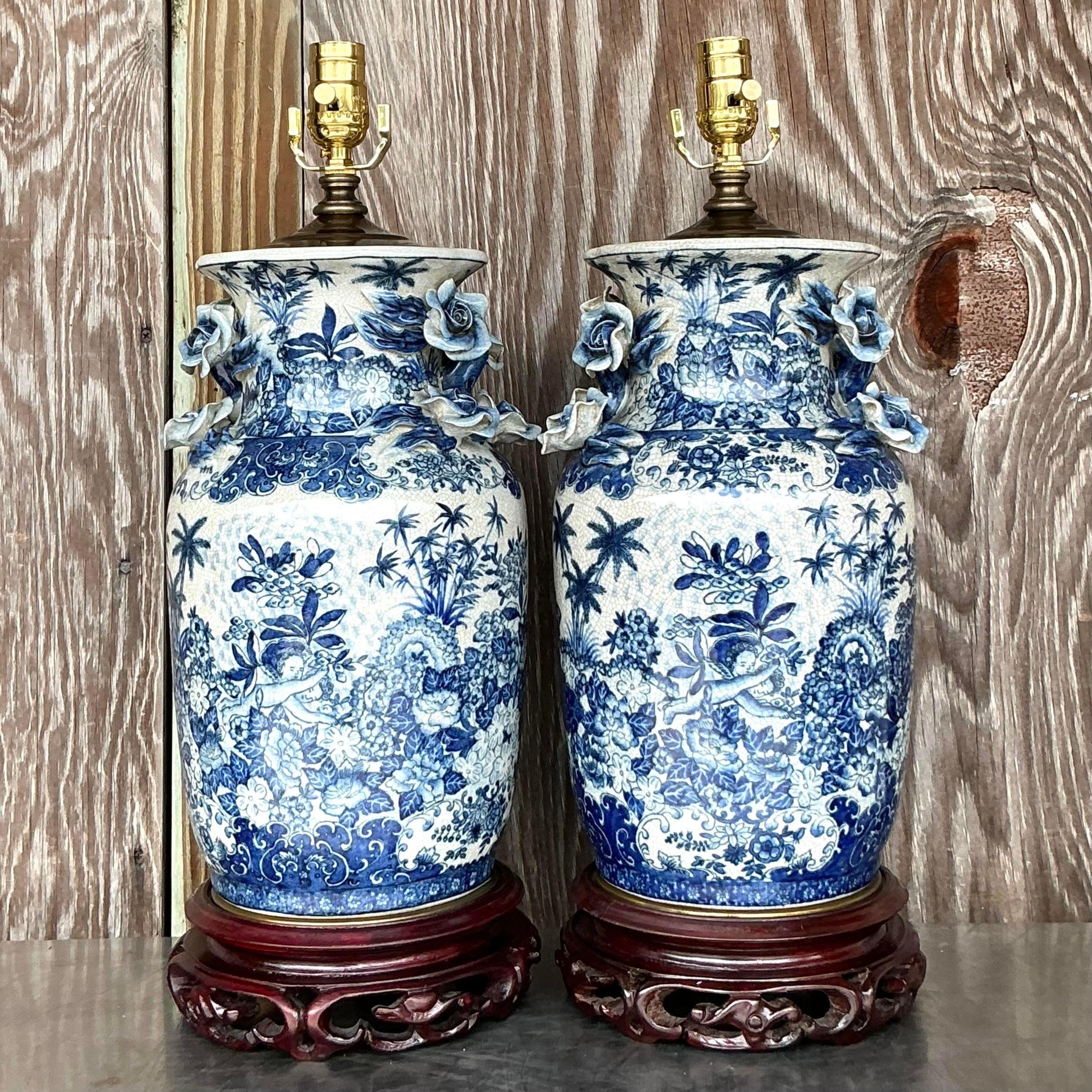 Céramique Paire de lampes asiatiques vintage roses en céramique émaillée bleue et blanche en vente