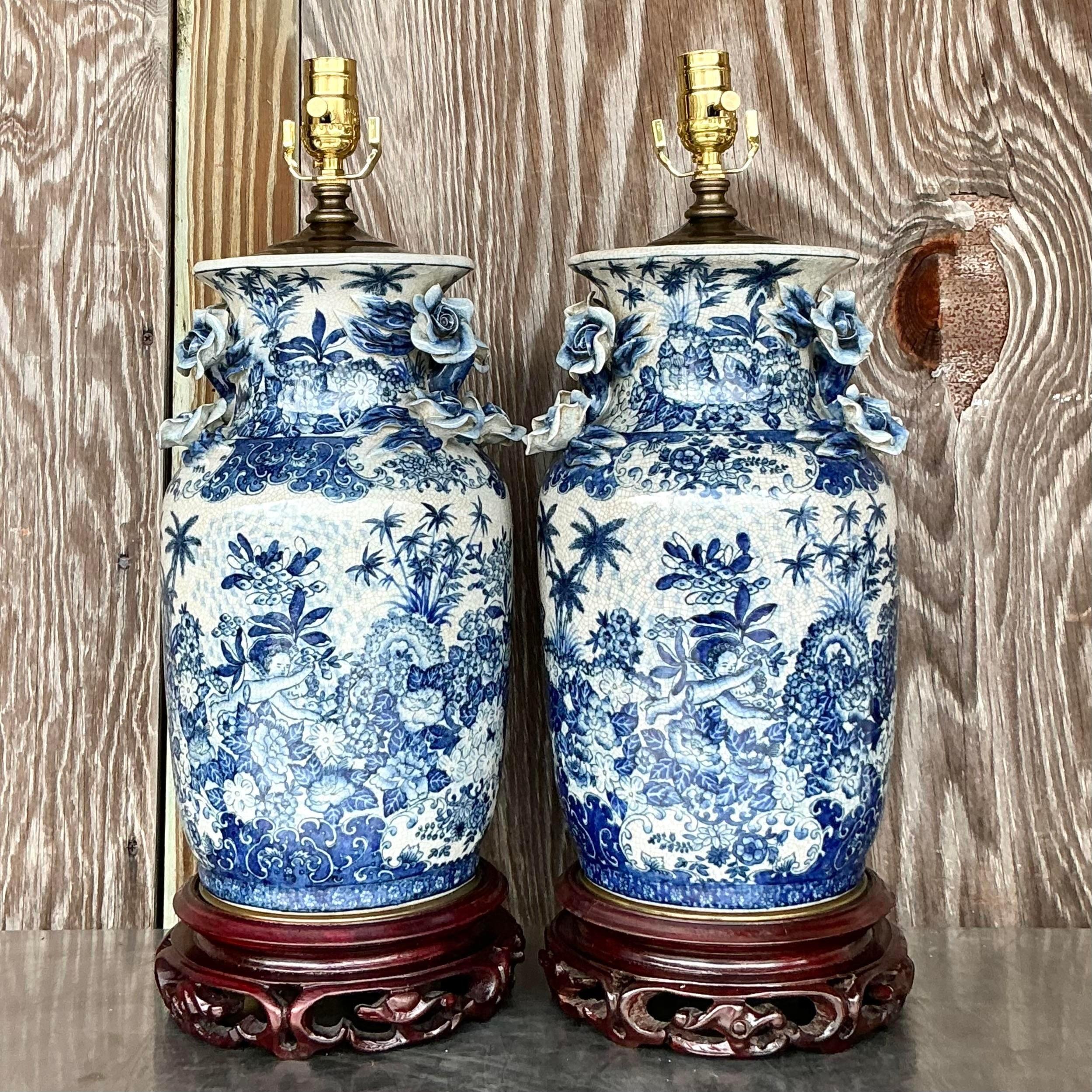 Paire de lampes asiatiques vintage roses en céramique émaillée bleue et blanche en vente 1
