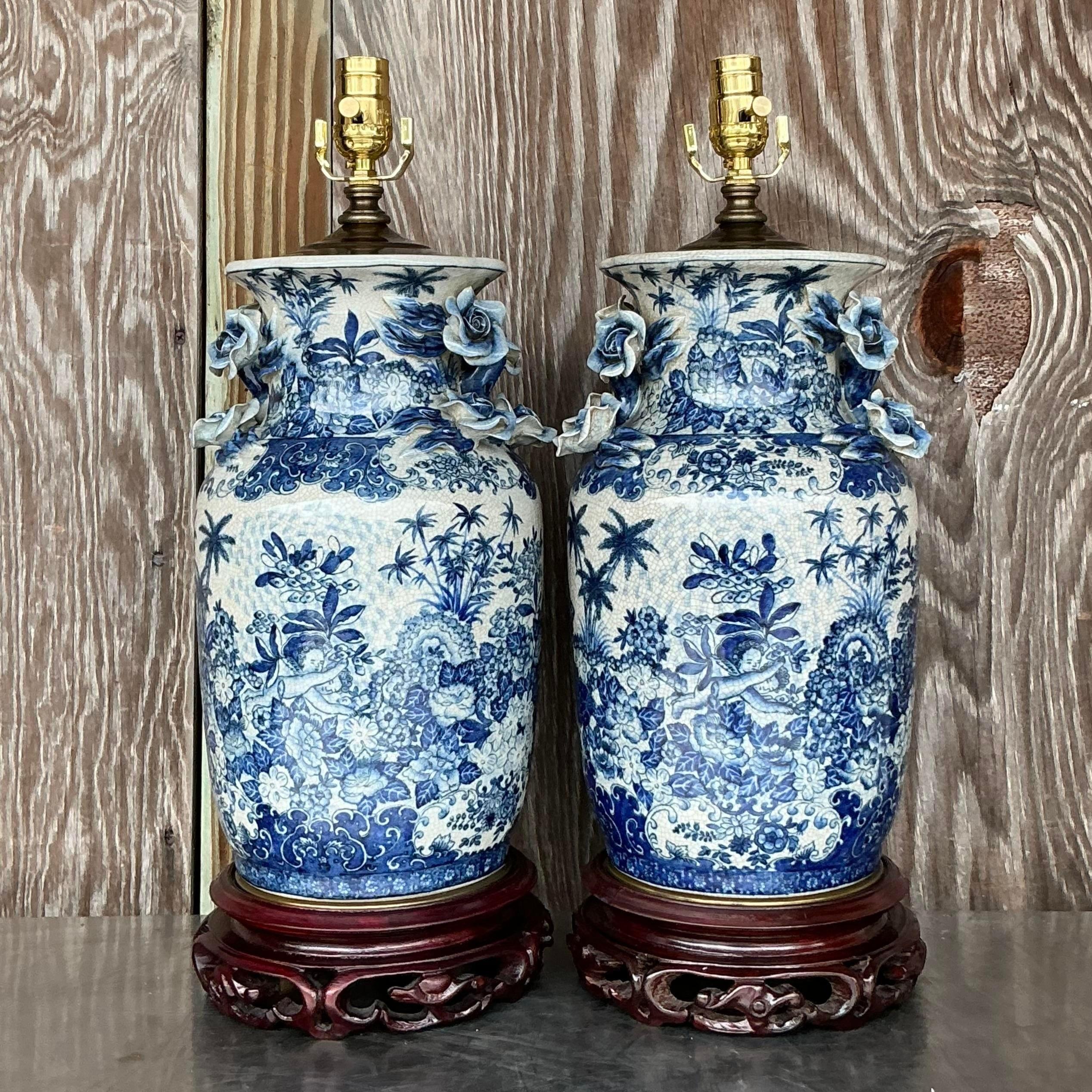 Paire de lampes asiatiques vintage roses en céramique émaillée bleue et blanche en vente 2