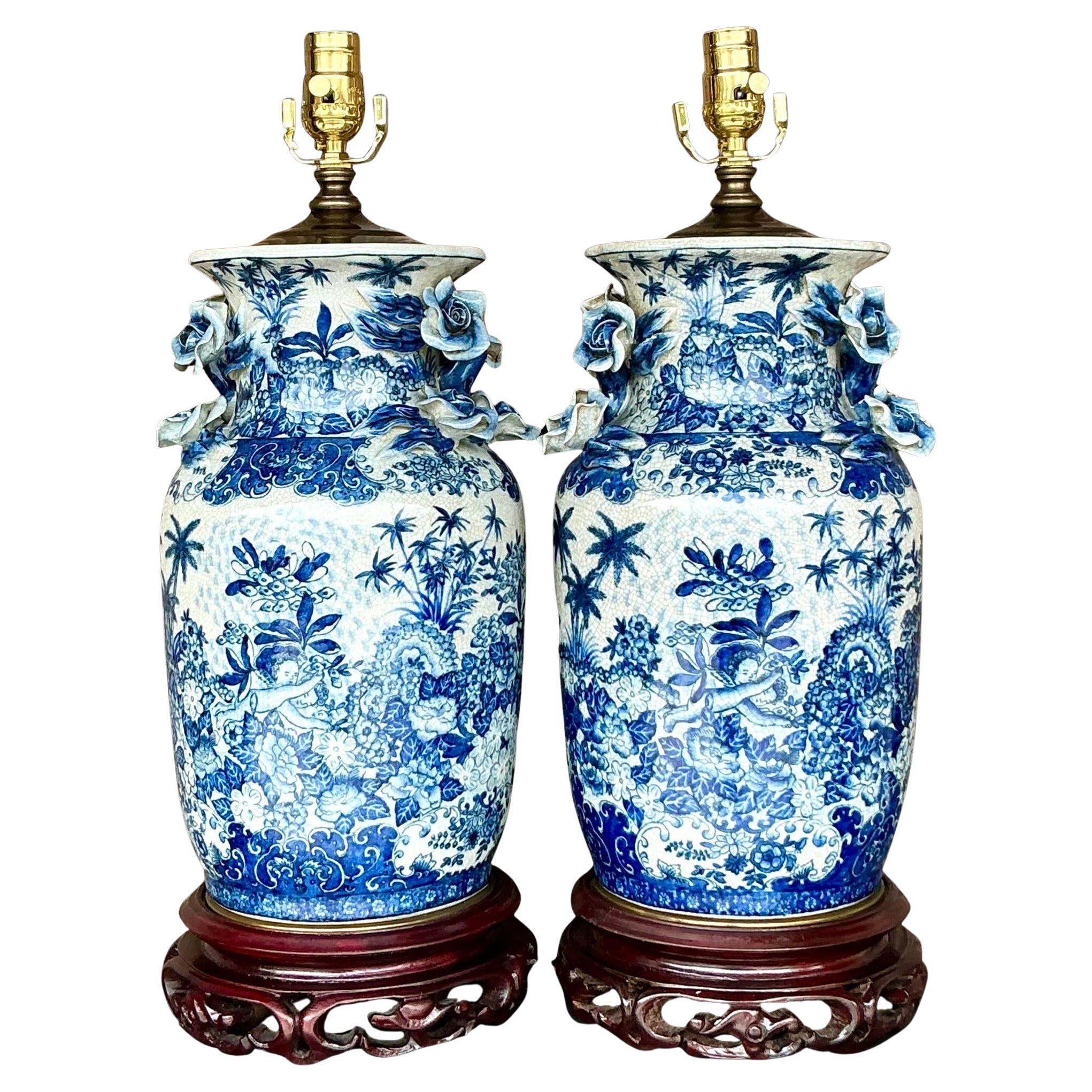 Asiatische blau-weiß glasierte Vintage-Rosenlampen aus Keramik mit Rosenglasur - ein Paar