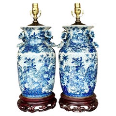 Asiatische blau-weiß glasierte Vintage-Rosenlampen aus Keramik mit Rosenglasur - ein Paar