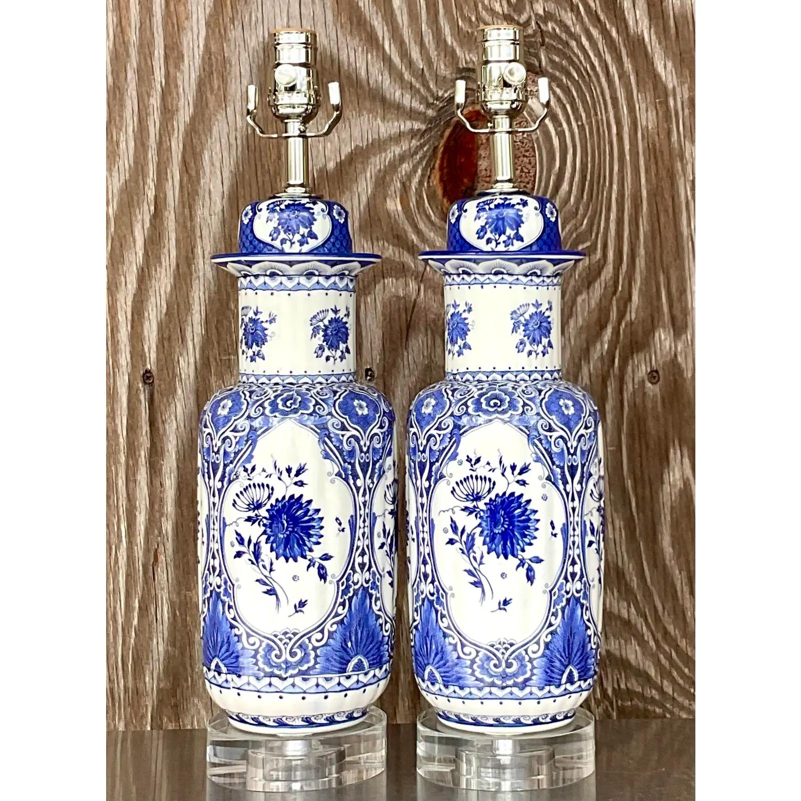 Paire de lampes asiatiques vintage bleu et blanc Bon état - En vente à west palm beach, FL
