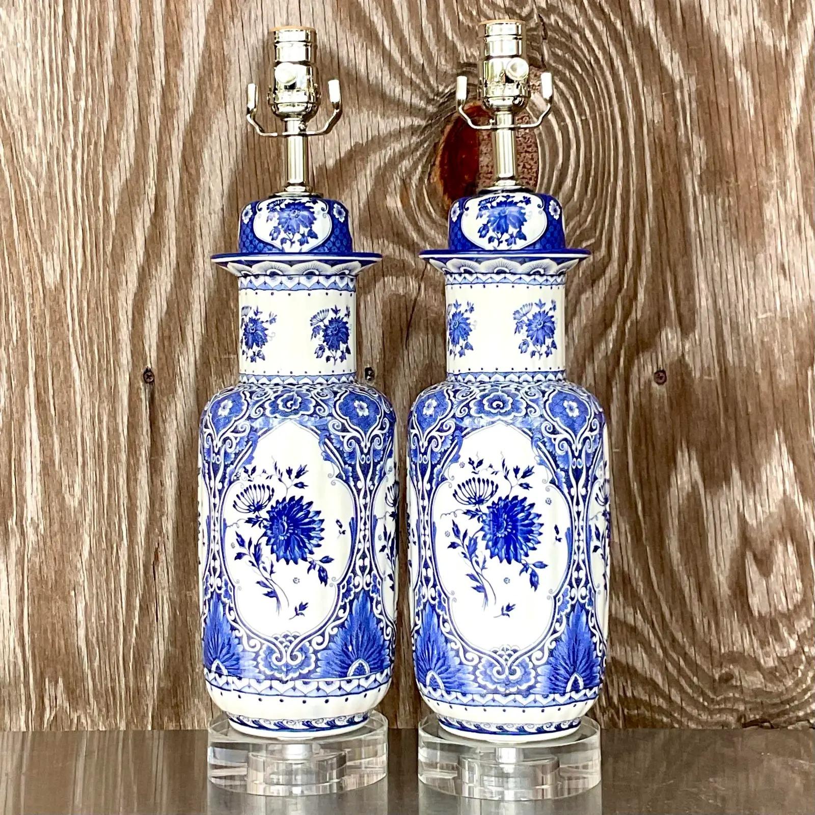 Céramique Paire de lampes asiatiques vintage bleu et blanc en vente
