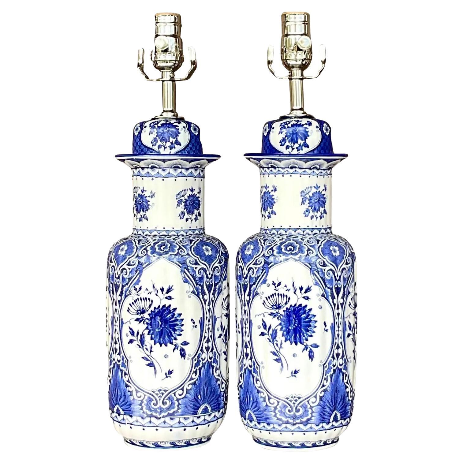 Paire de lampes asiatiques vintage bleu et blanc en vente