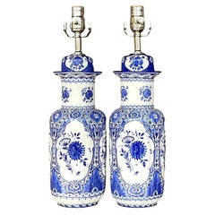 Asiatische blau-weiße Vintage-Lampen in Blau und Weiß – ein Paar