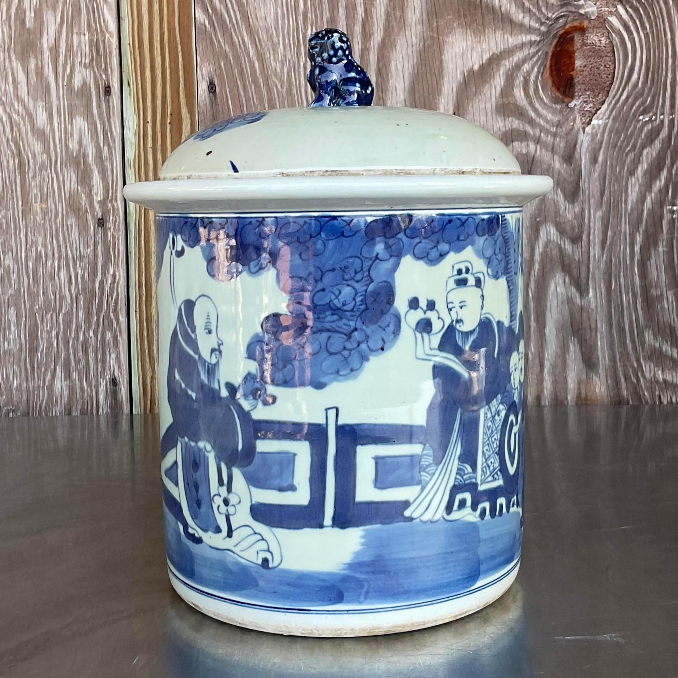 Chinois Jarre asiatique vintage à couvercle bleu et blanc en vente