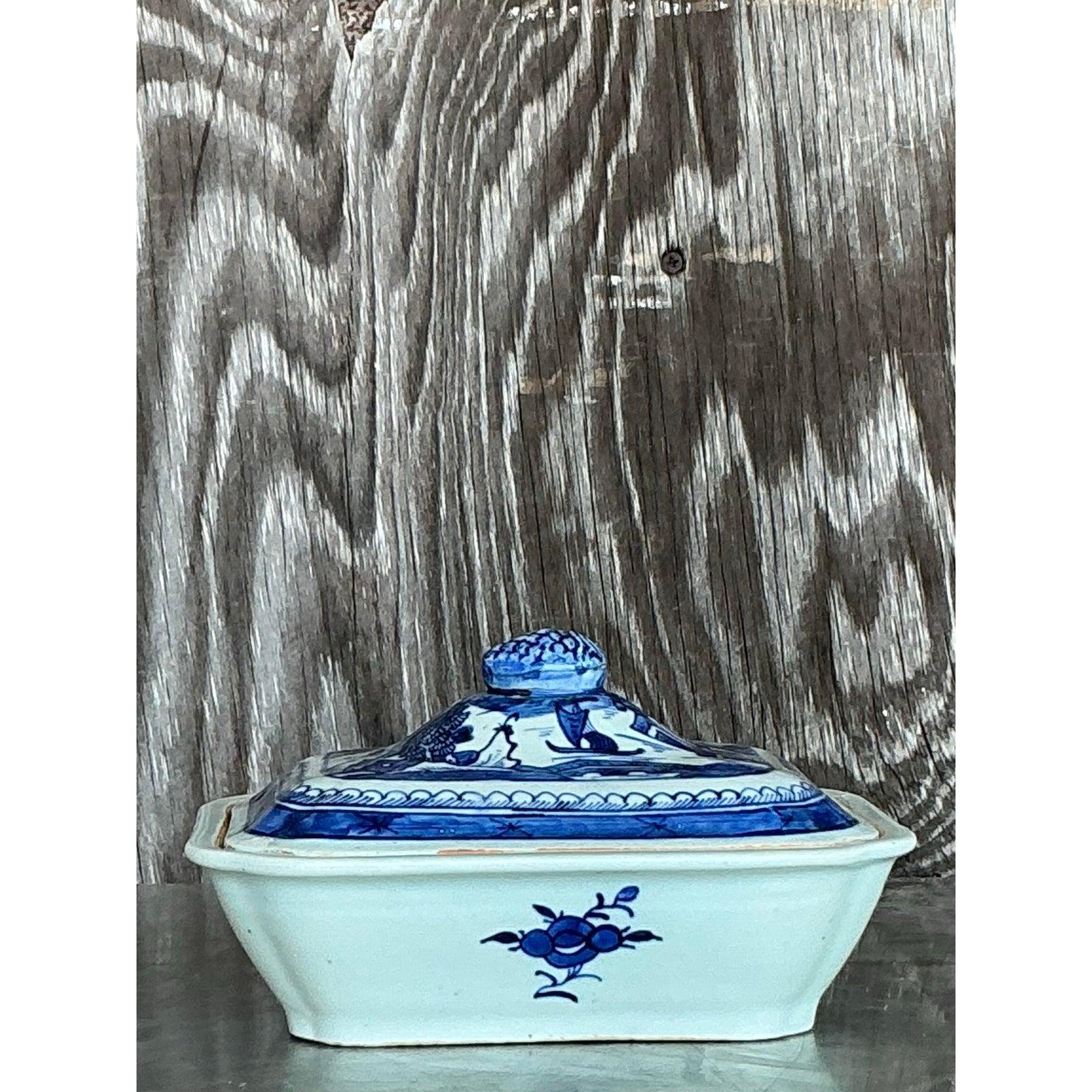 Chinoiseries Plat de service asiatique vintage à couvercle bleu et blanc en vente