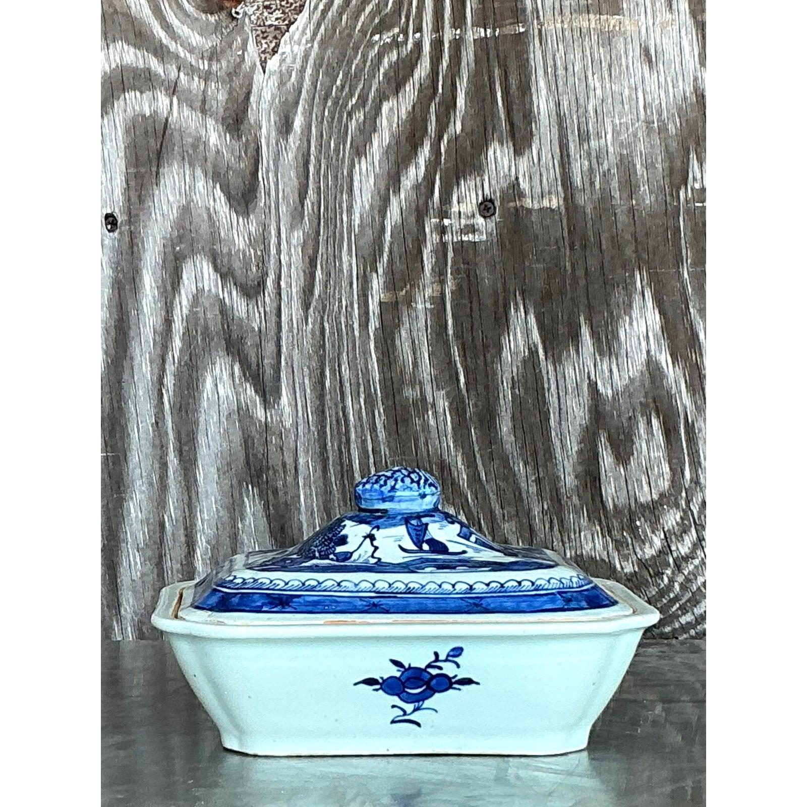 Chinois Plat de service asiatique vintage à couvercle bleu et blanc en vente