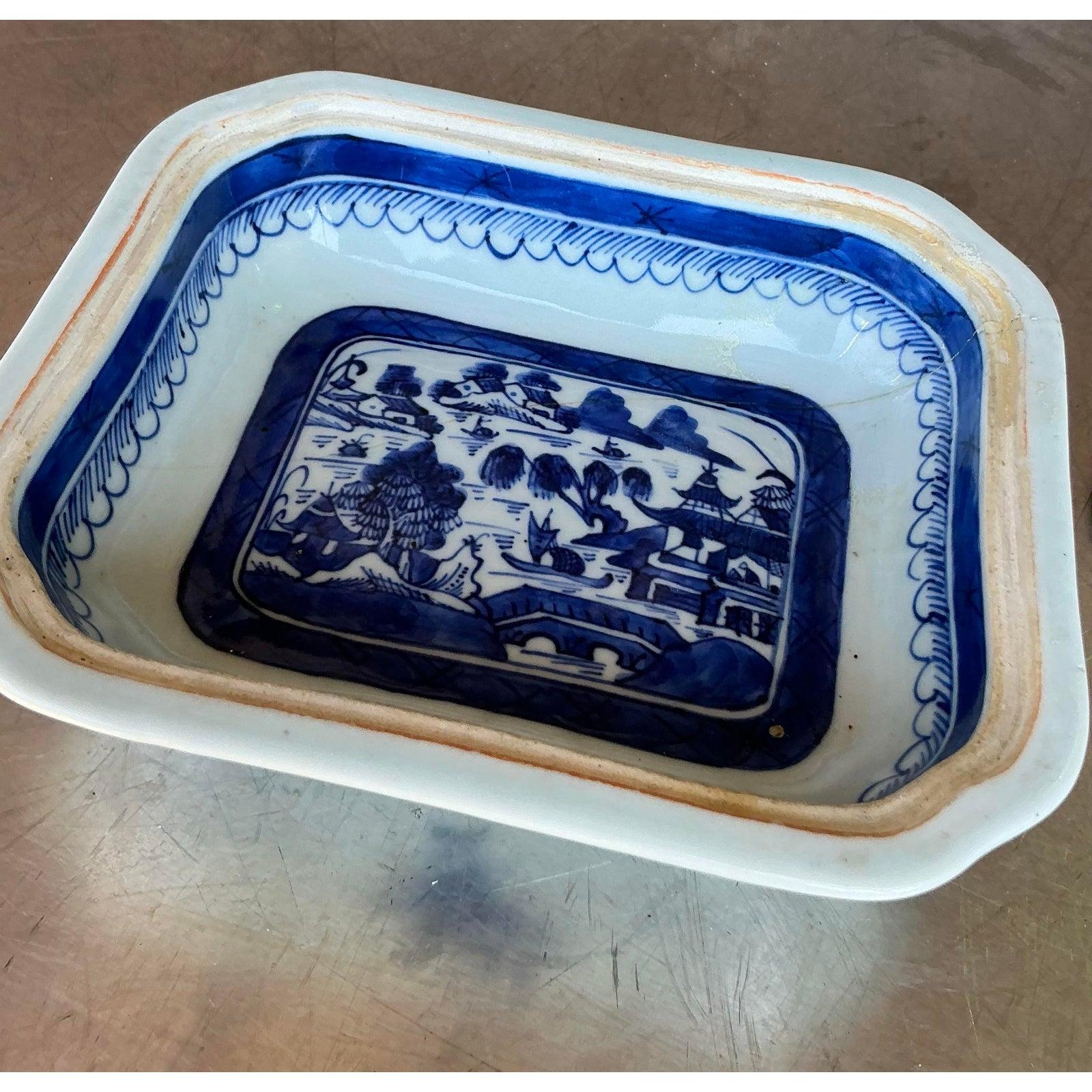 Plat de service asiatique vintage à couvercle bleu et blanc Bon état - En vente à west palm beach, FL