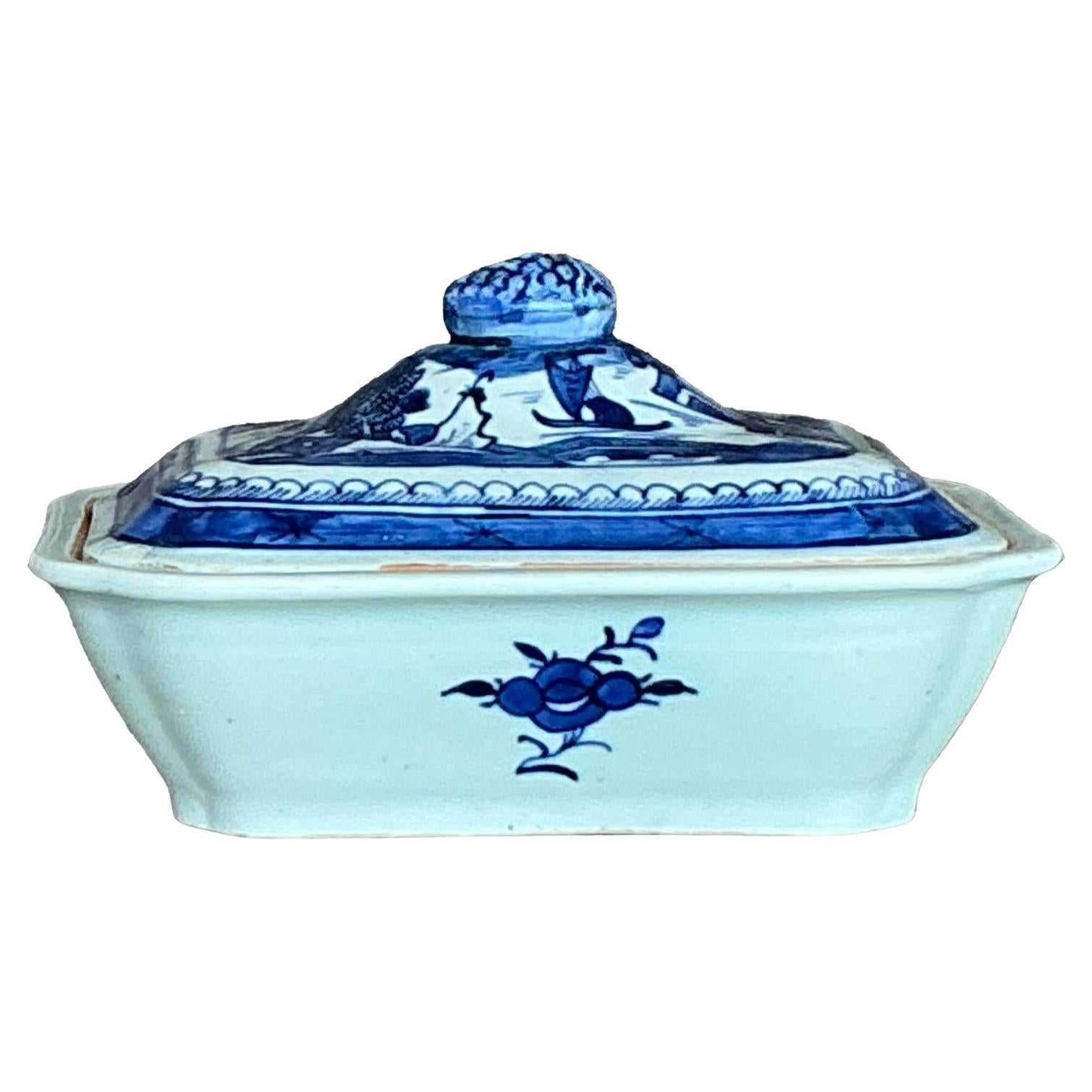 Plato asiático vintage con tapa azul y blanca