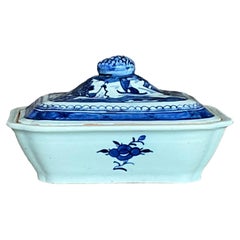 Plato asiático vintage con tapa azul y blanca