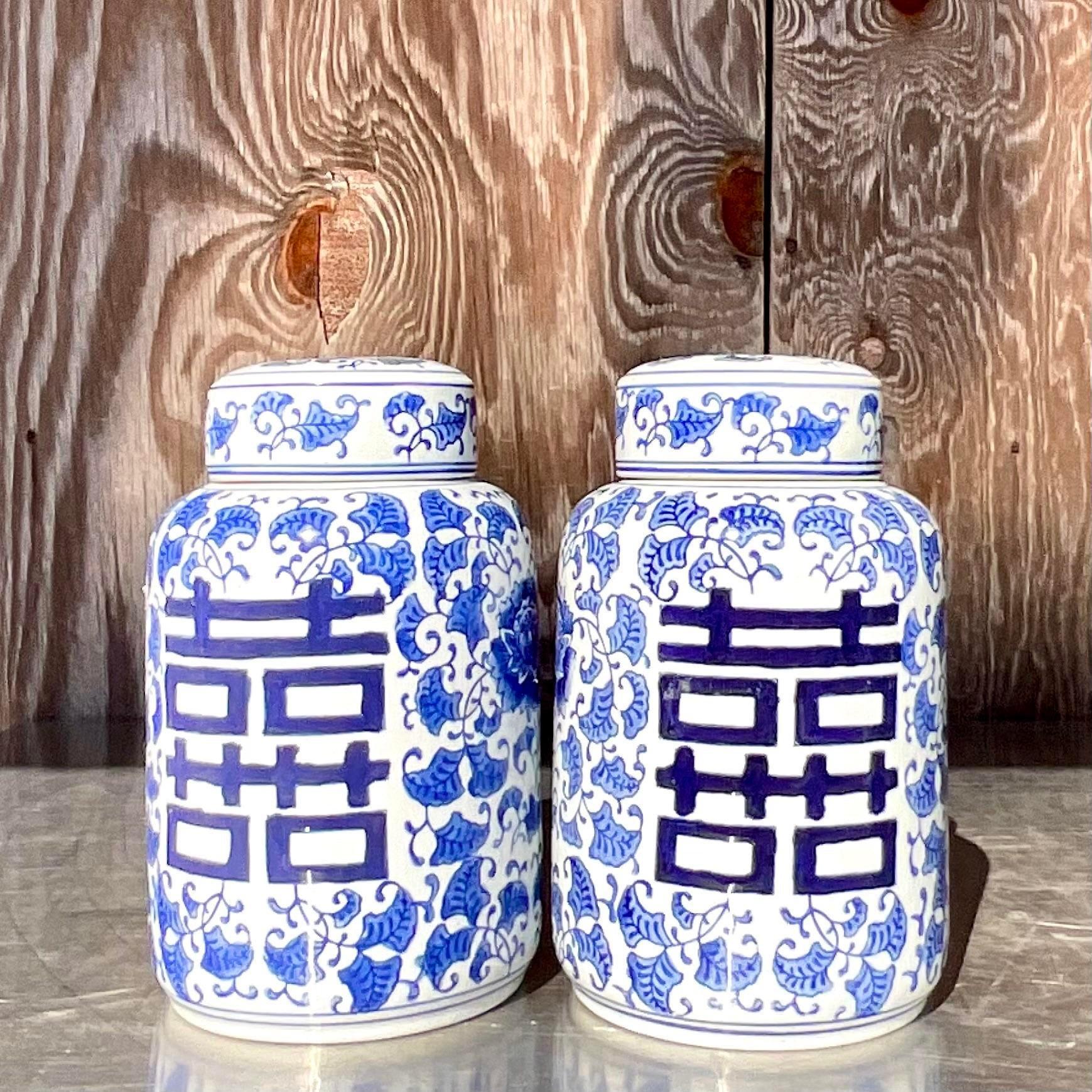 Ein fabelhaftes Paar asiatischer Urnen mit blauem und weißem Deckel. Schönes, ikonisches Design mit großen asiatischen Schriftzeichen. Erworben aus einem Nachlass in Palm Beach.
