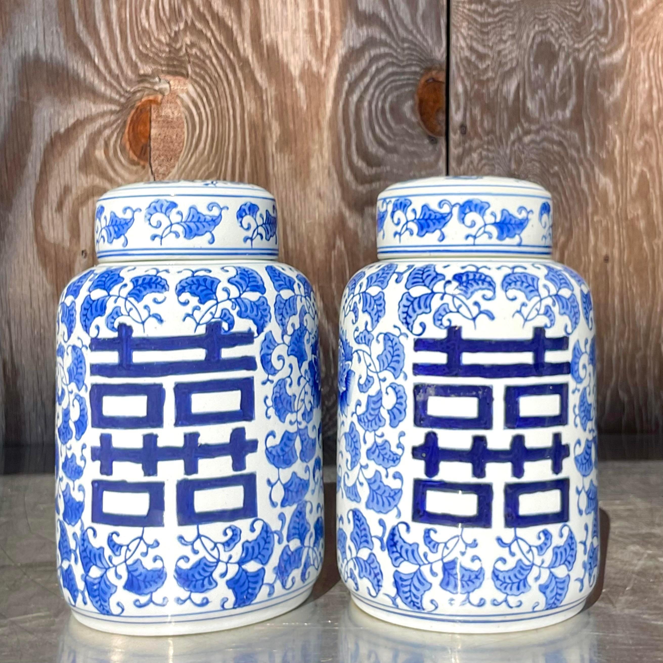 Asiatische Urnen mit blauem und weißem Deckel - ein Paar (Nordamerikanisch) im Angebot