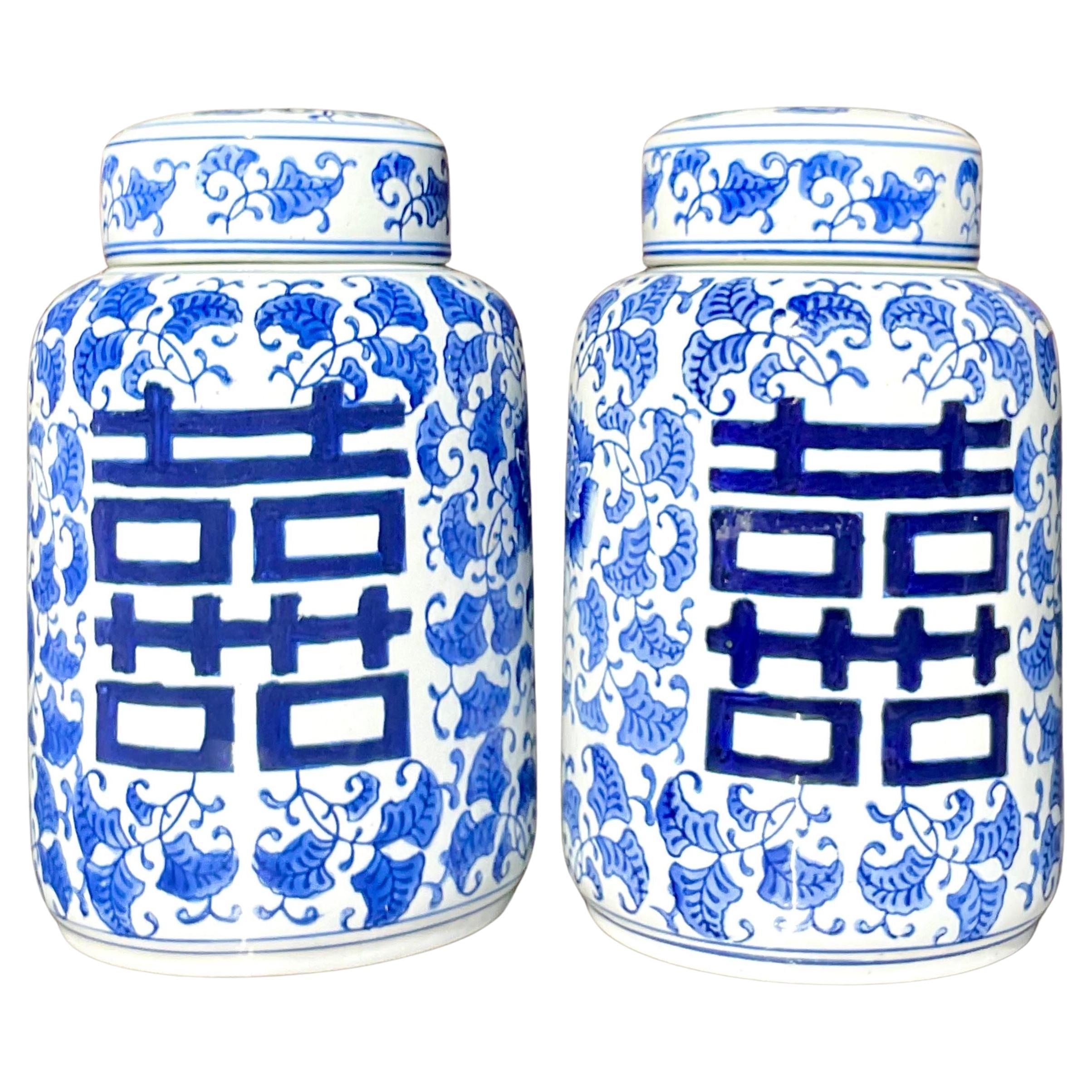 Asiatische Urnen mit blauem und weißem Deckel - ein Paar im Angebot