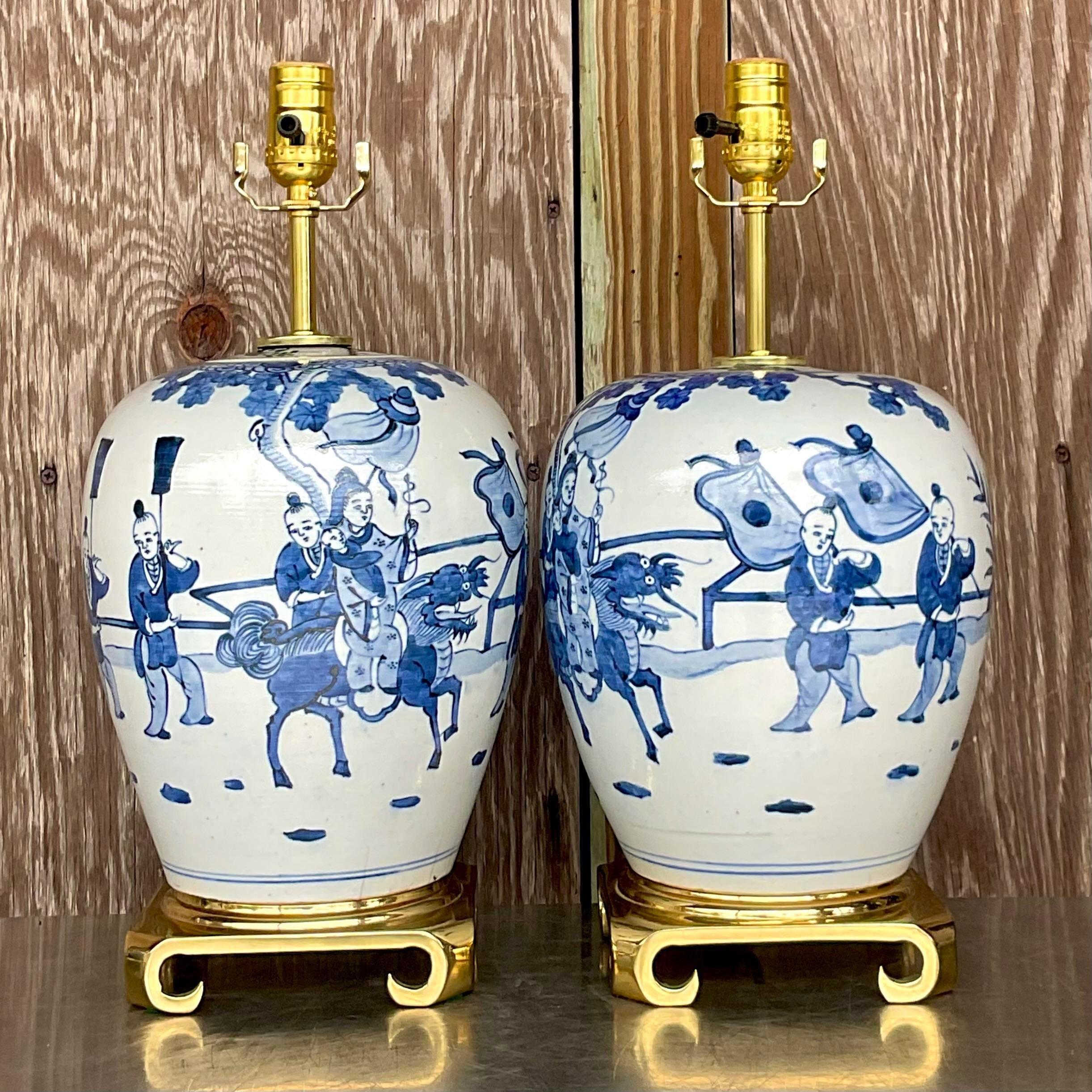Une fabuleuse paire de lampes de table asiatiques vintage. Une magnifique céramique émaillée dans un motif classique bleu et blanc. Un magnifique motif pastoral peint à la main. Entièrement restauré avec des pièces de quincaillerie, un câblage et