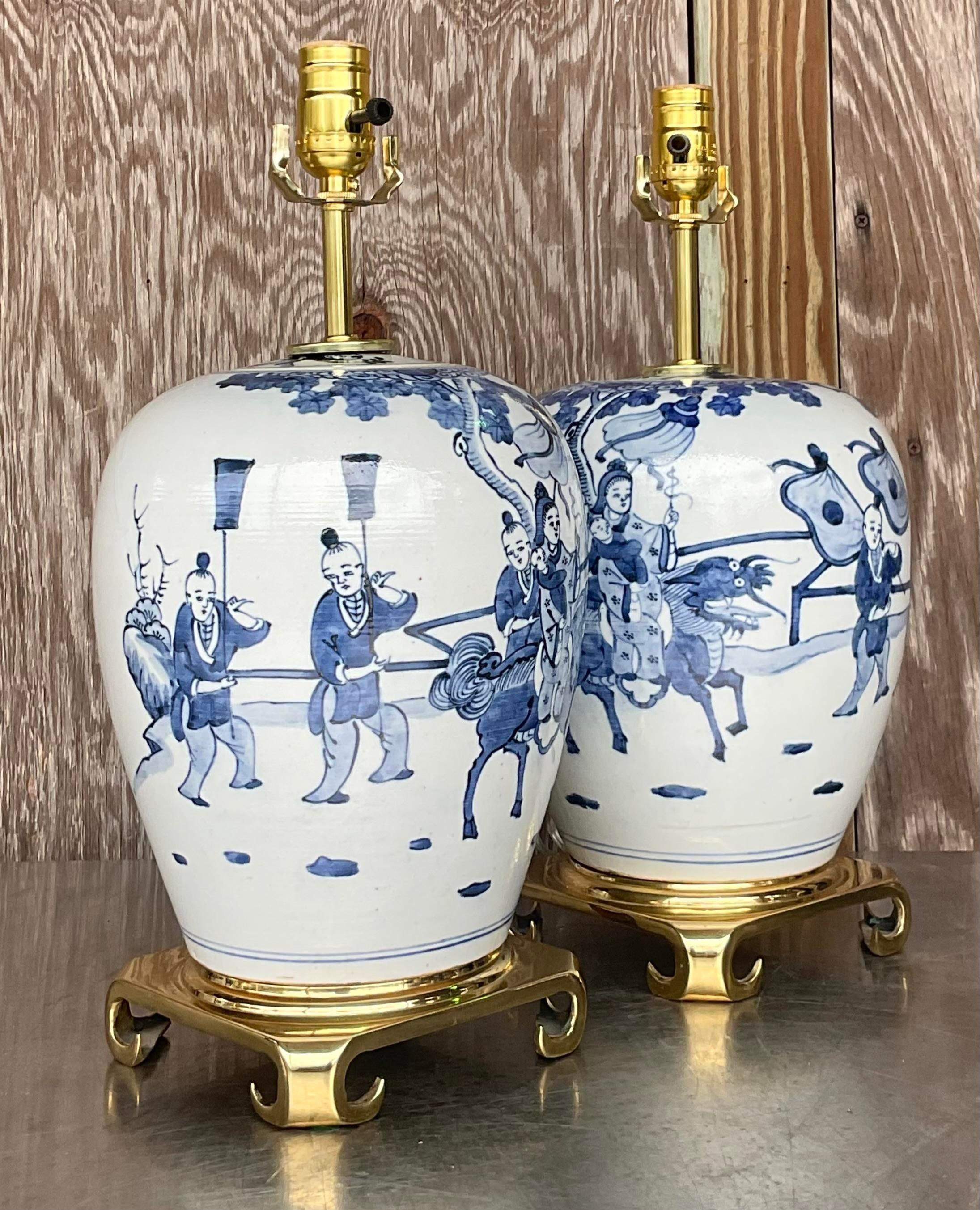 20ième siècle Paire de lampes vintage asiatiques en céramique émaillée bleue et blanche à motifs pastoraux en vente