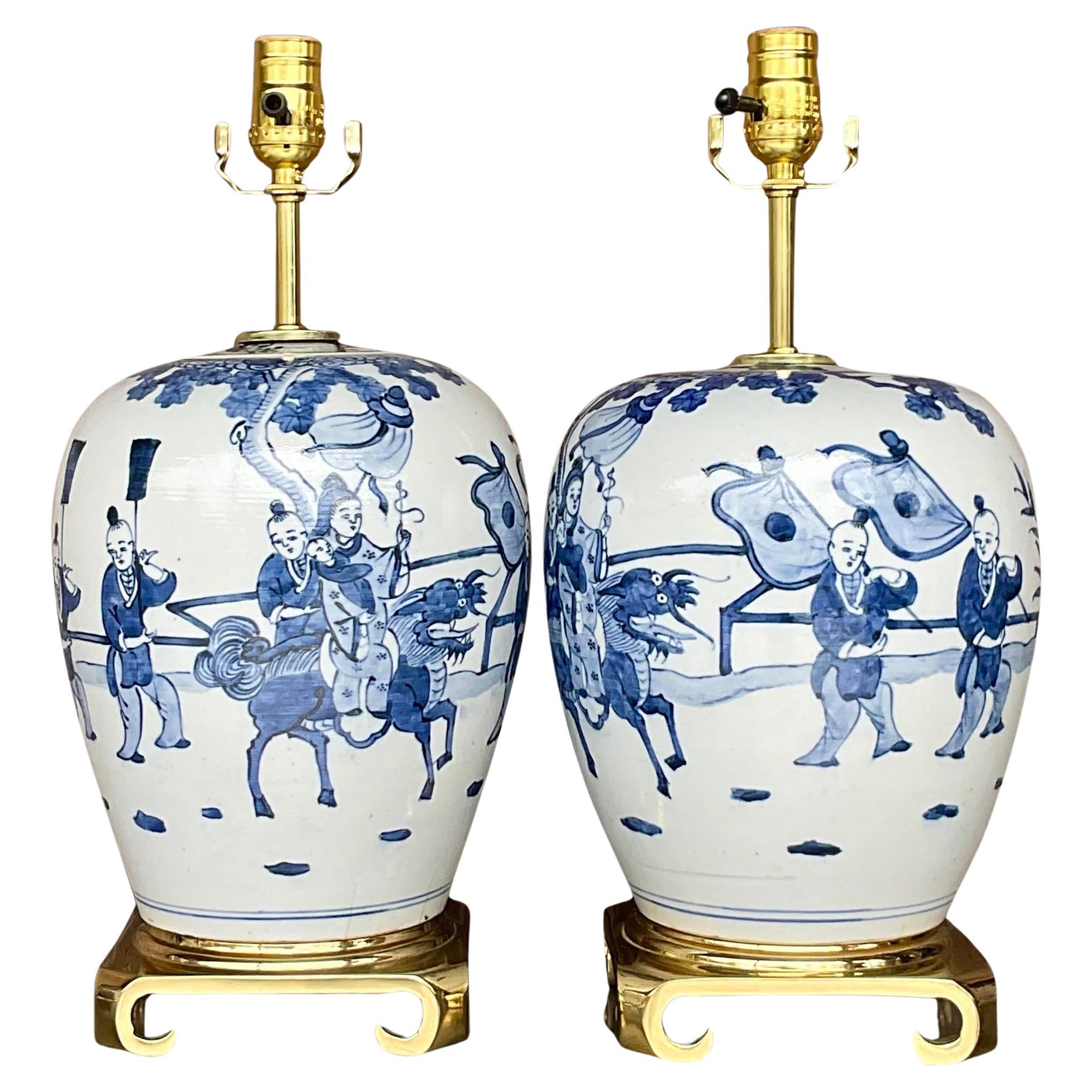 Paire de lampes vintage asiatiques en céramique émaillée bleue et blanche à motifs pastoraux