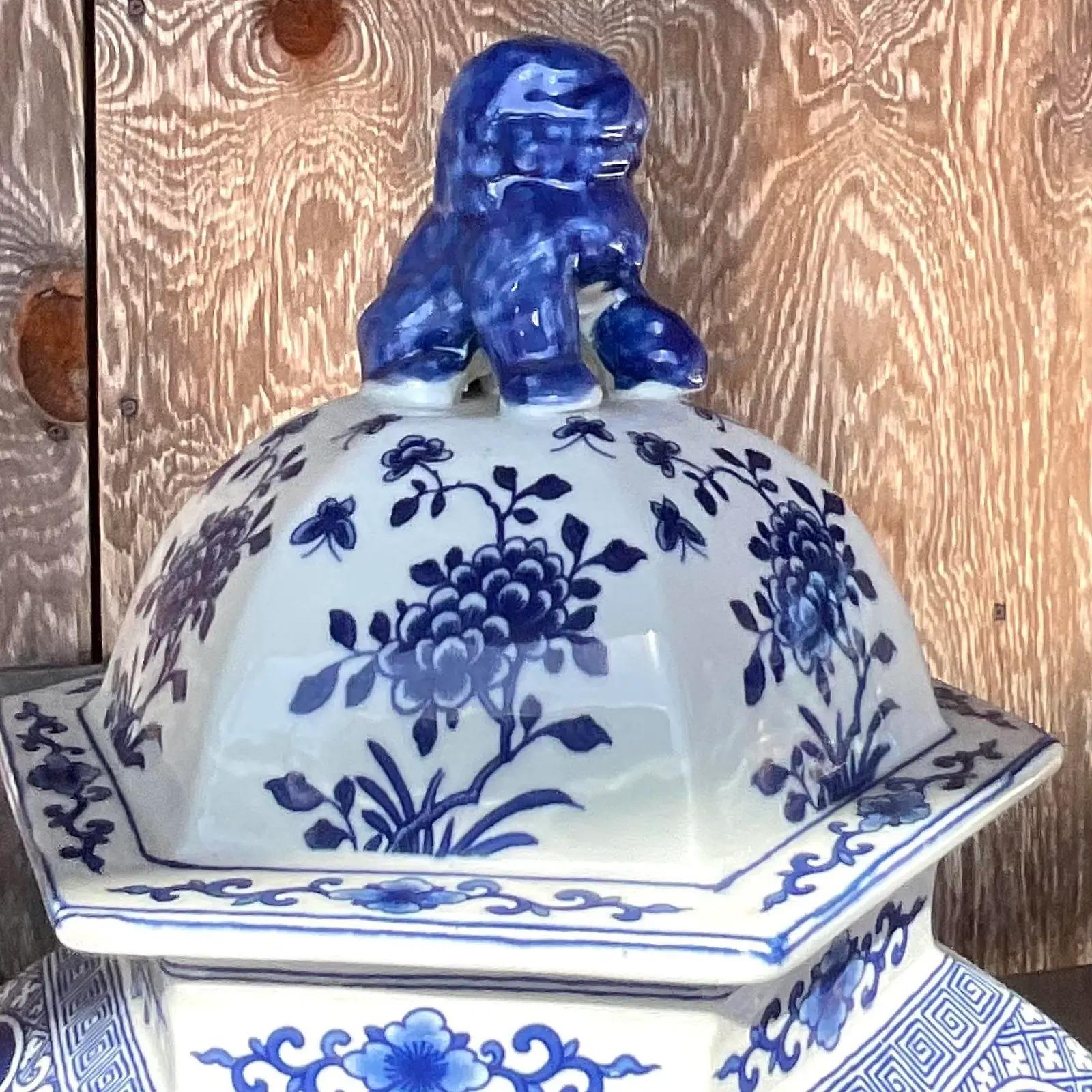 Céramique Paire d'urnes asiatiques vintage bleu et blanc en vente