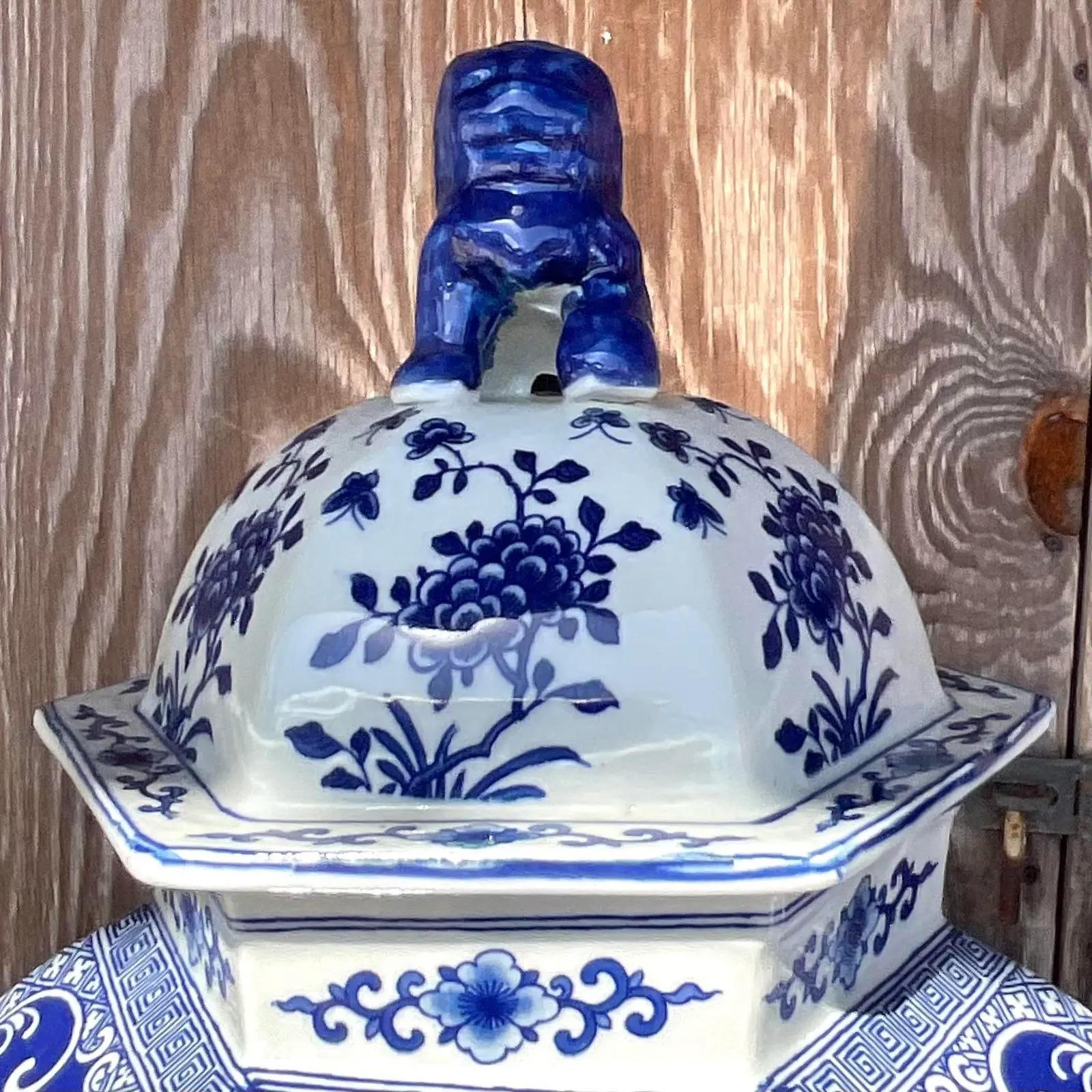 Paire d'urnes asiatiques vintage bleu et blanc en vente 2