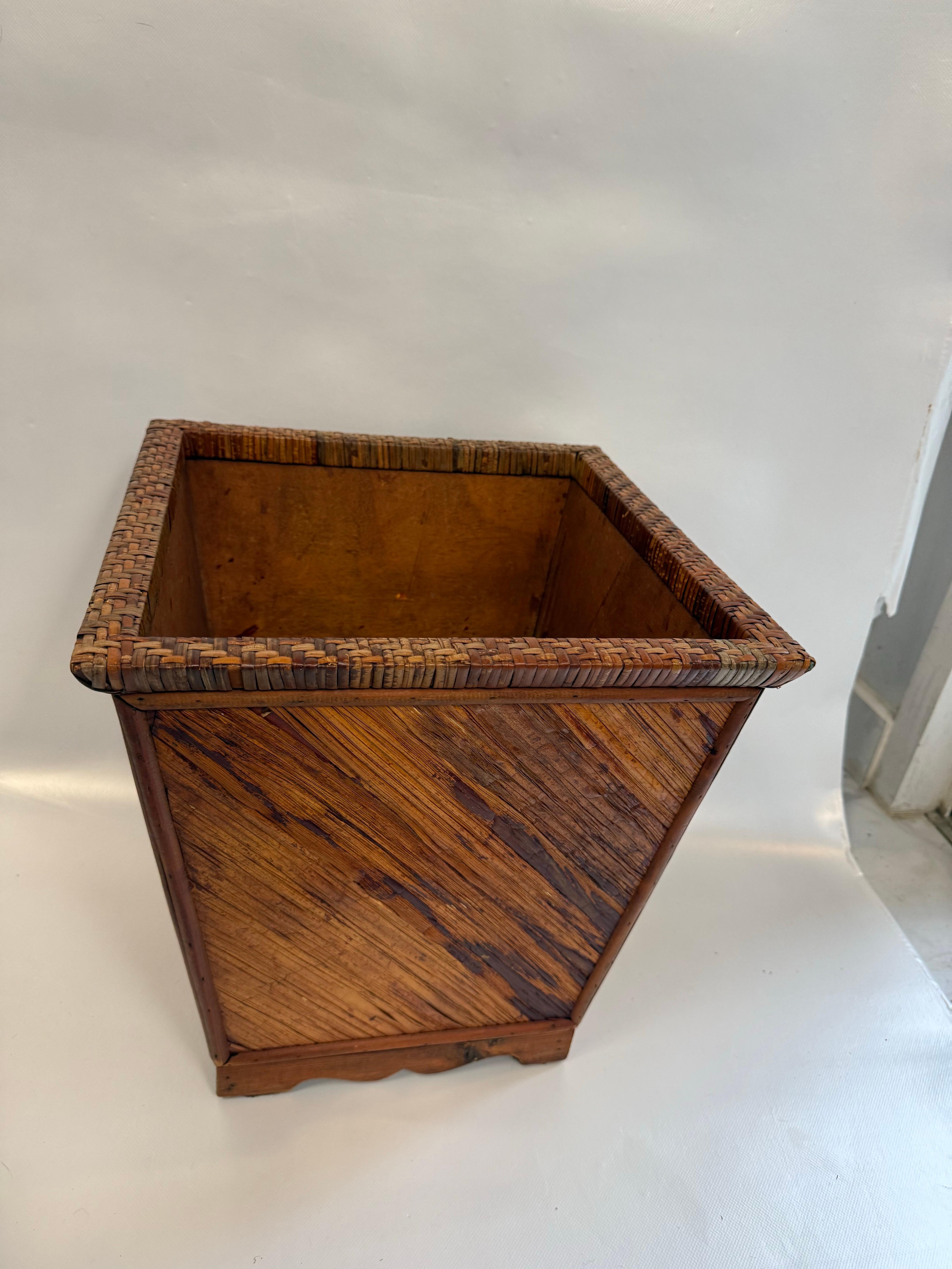 Jardinière asiatique Boho Chic vintage en osier et bois Bon état - En vente à Charleston, SC