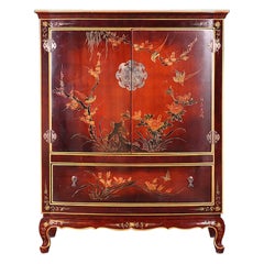 Vieille armoire asiatique à façade en arc de cercle