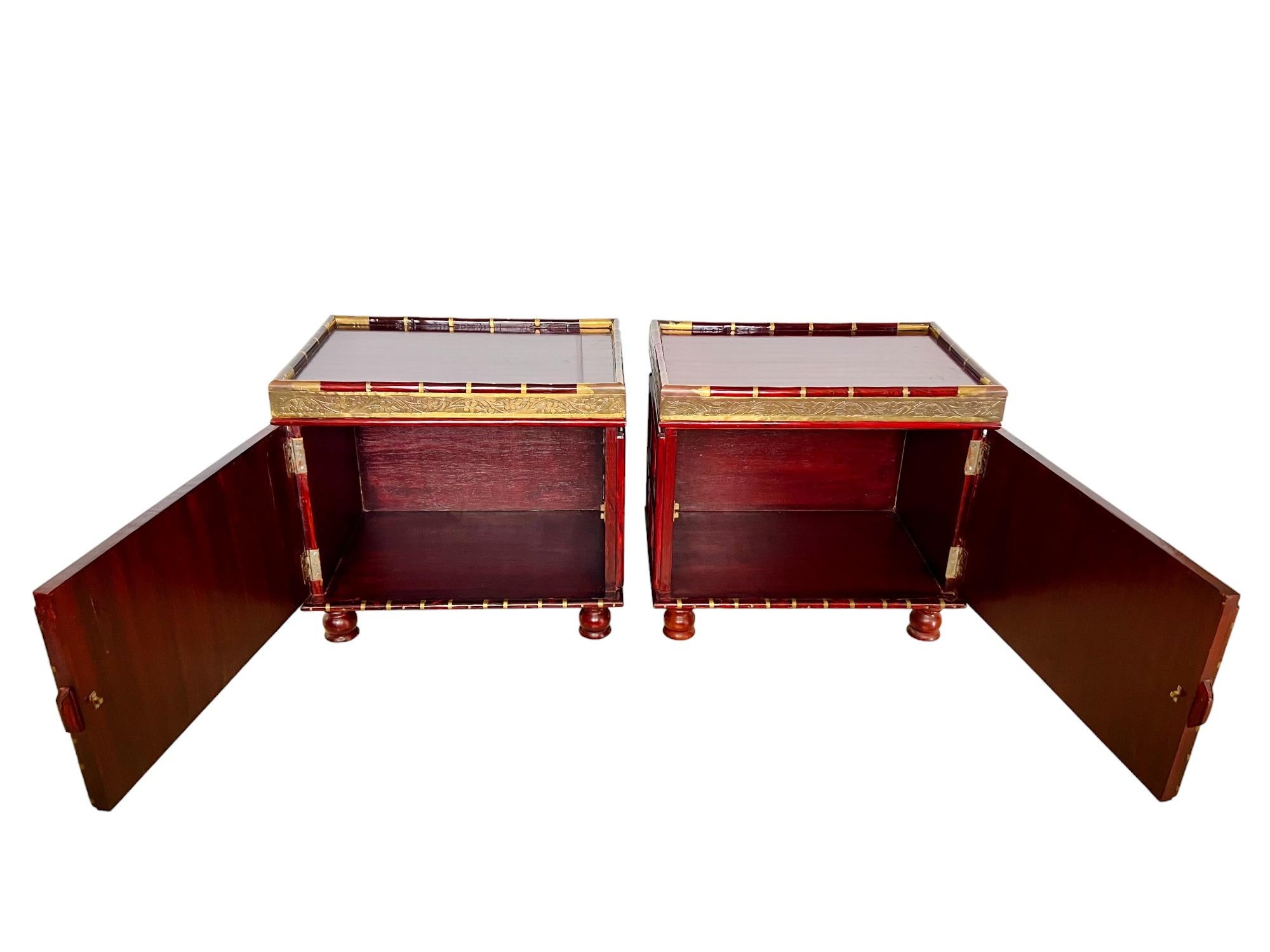 20ième siècle Paire de tables de rangement asiatiques en bois recouvert de laiton en vente