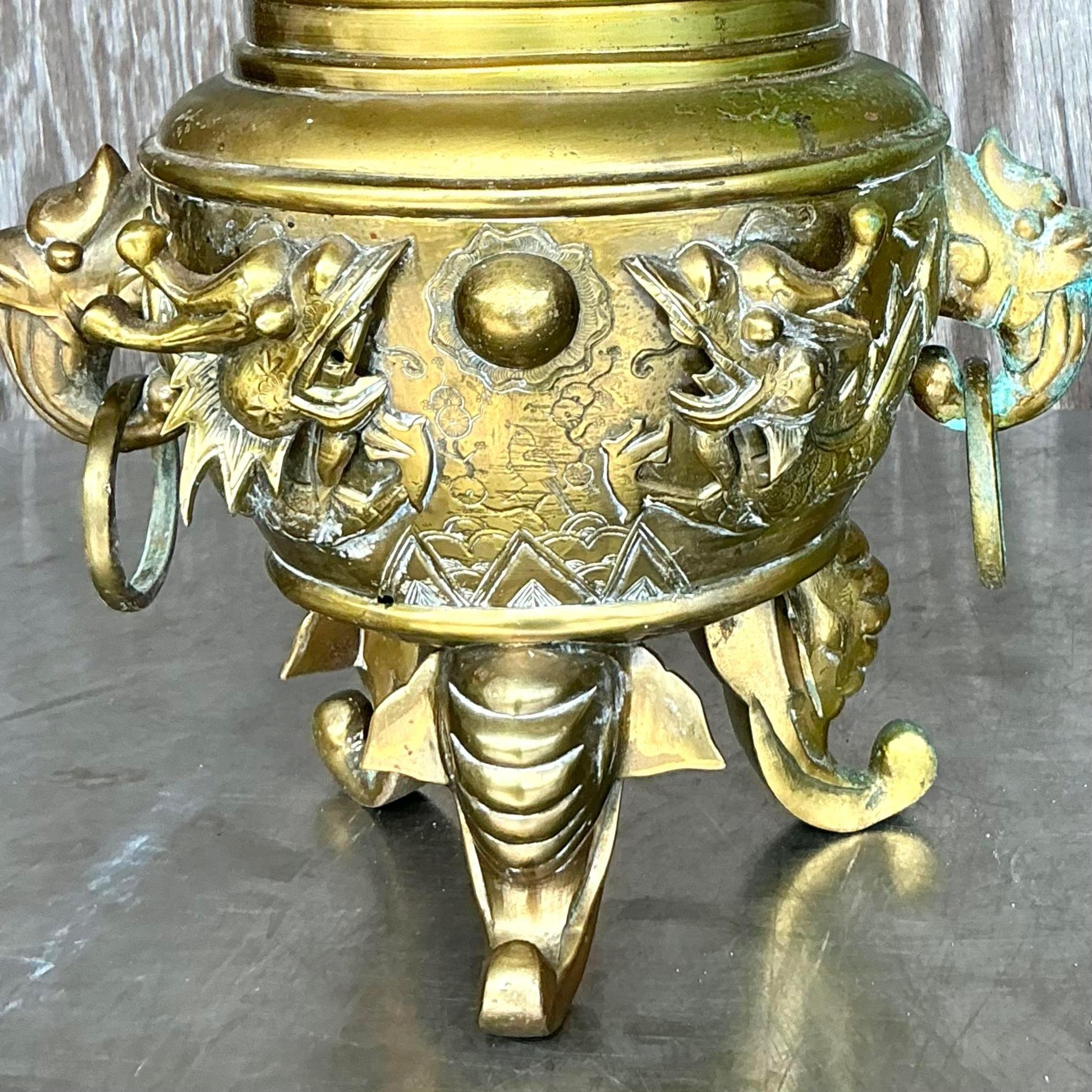 Ajoutez une touche d'élégance exotique à votre espace avec ce brûleur d'encens Dragon asiatique vintage en laiton. Avec ses motifs de dragons complexes et sa fabrication en laiton durable, cette pièce sert à la fois de brûleur d'encens fonctionnel