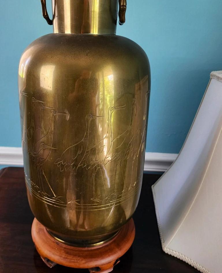 Chinoiserie Vintage Asian Brass Table Lamp With Engraved Cranes For Sale