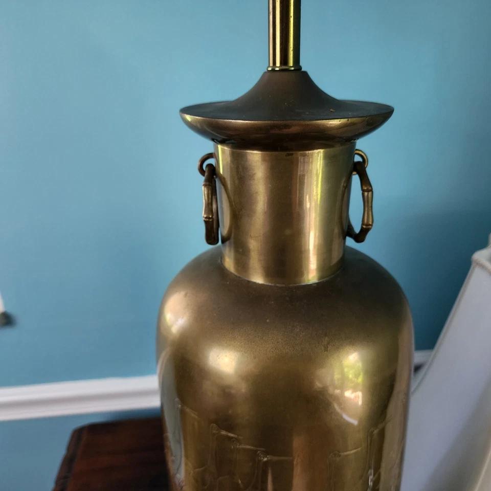 Late 20th Century Vintage Asian Brass Table Lamp With Engraved Cranes For Sale