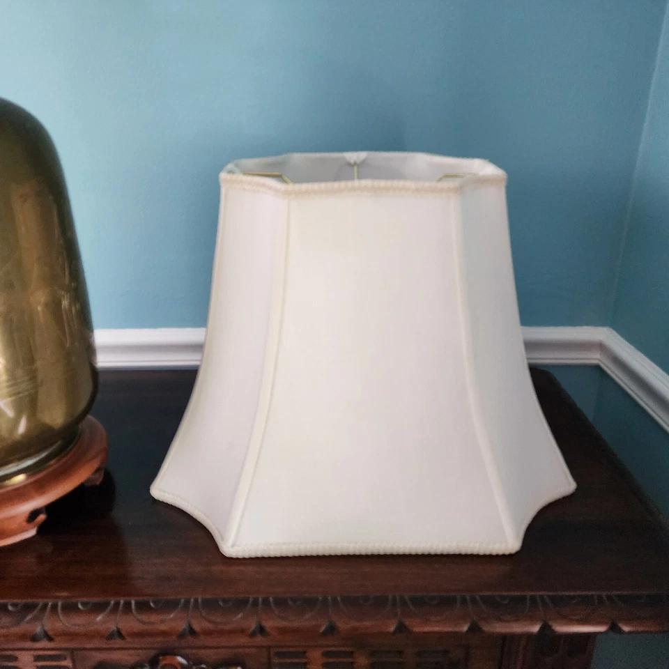 Vintage Asian Brass Table Lamp With Engraved Cranes For Sale 3