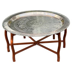 Table à plateau asiatique vintage en laiton avec base pliante en bambou