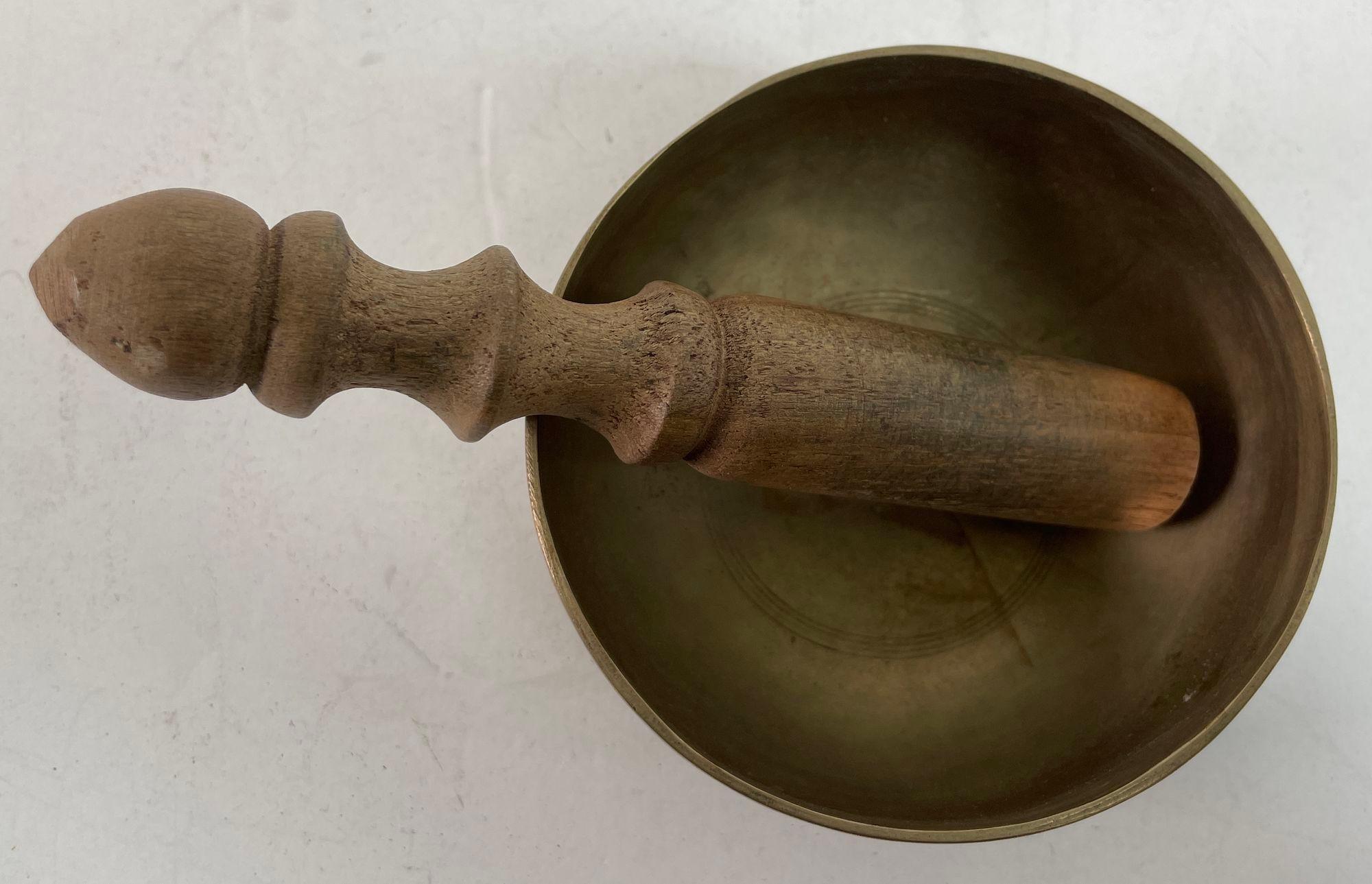 Vintage Asian Hammered Bronze Singing Bowl 1950s.
Asiatische Bronzegefäß-Klangschale.
Ein besonderes Sammlerstück.
Hergestellt aus Bronze, ein gutes, schweres Gewicht.
Um 1950er Jahre.
Die handgehämmerten asiatischen Bronzeschalen werden in einigen