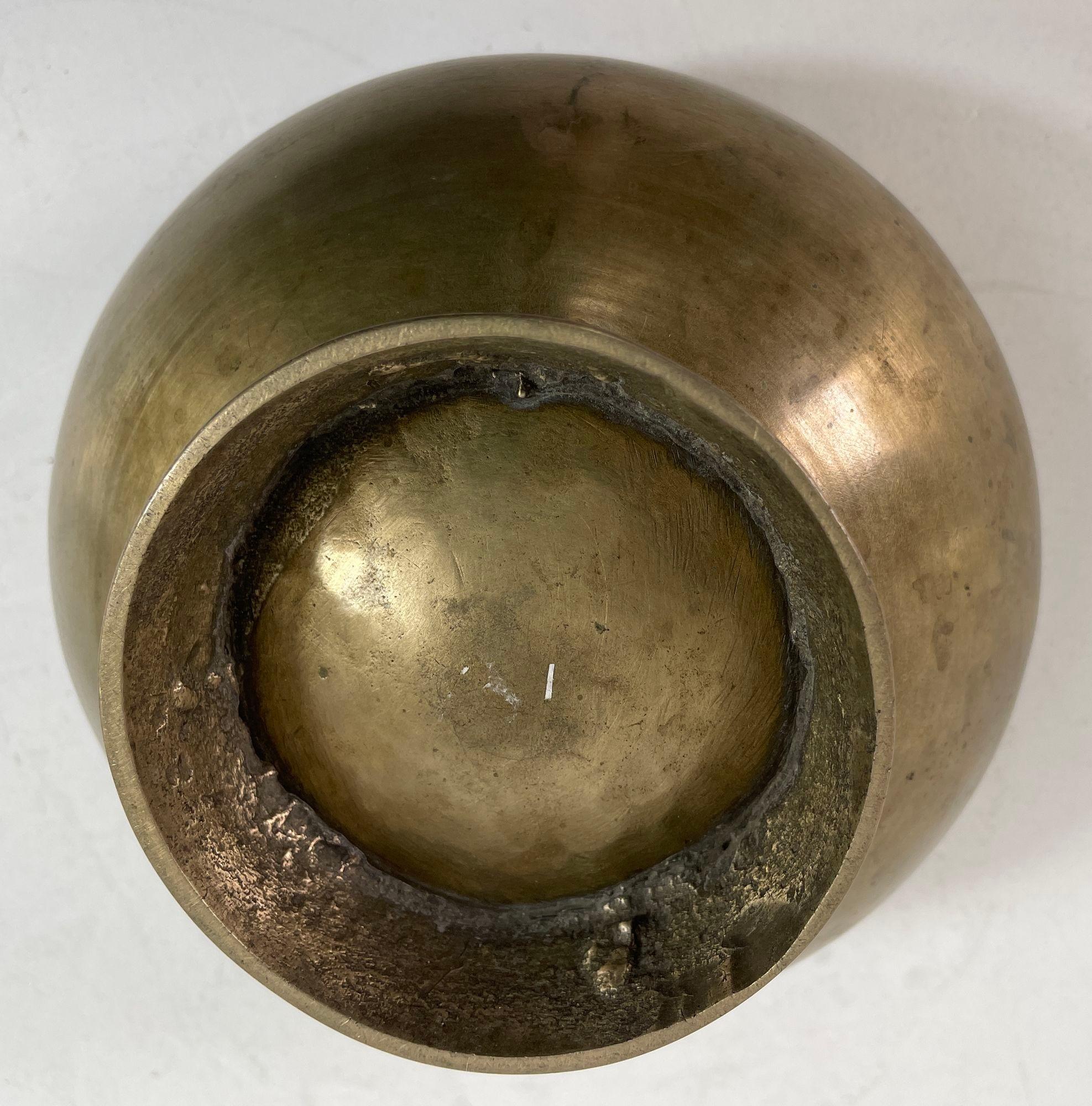 Bol asiatique vintage en bronze martelé sur pied chantant des années 1950 en vente 4