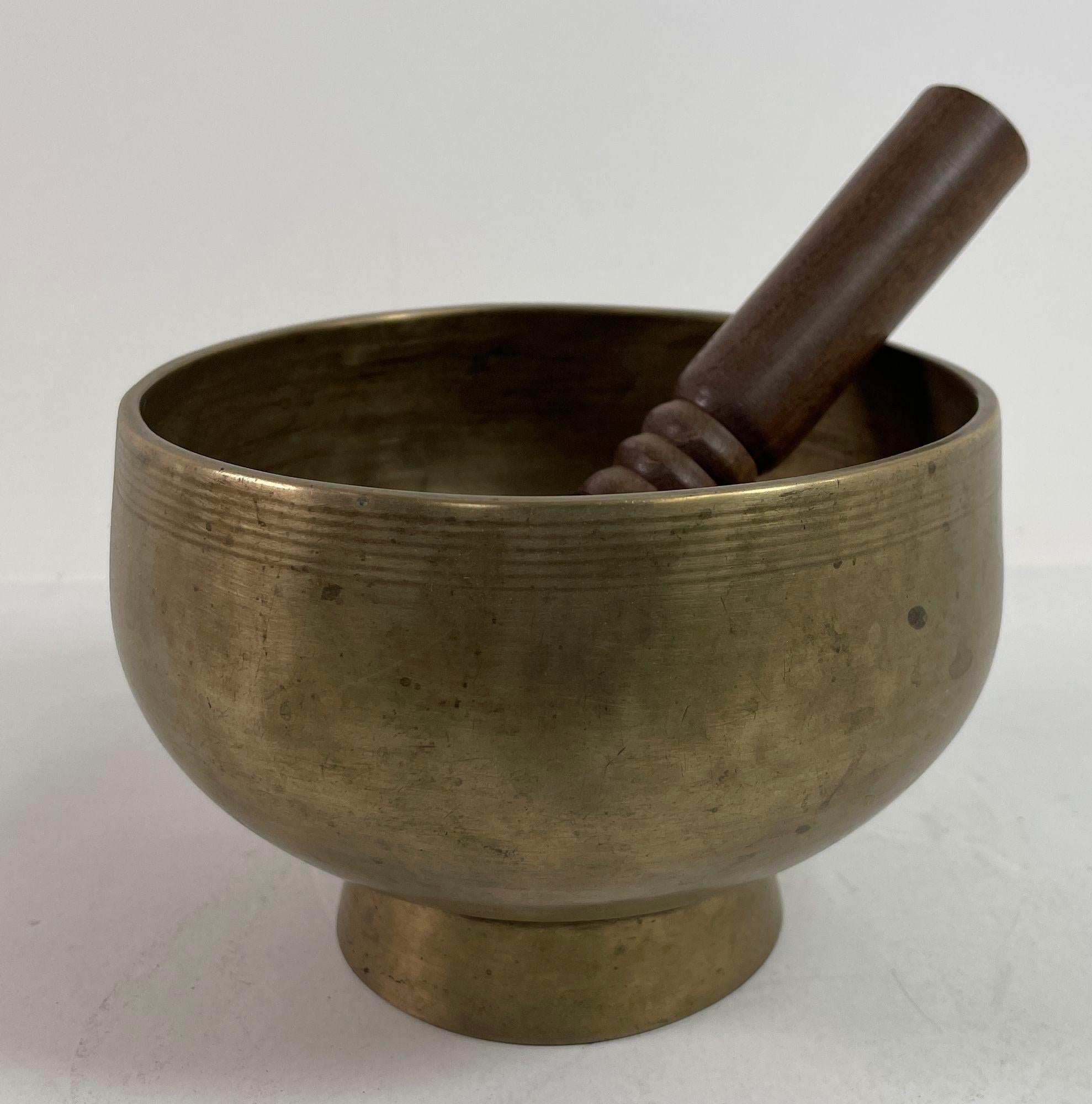 Vintage Asian Hammered Footed Bronze Singing Bowl with inscriptions 1950s.
Asian Bronze Vessel Singing Footed Bowl.
Featuring hammered design of a fish and inscriptions around the vessel.
A special collectible piece.
Made from bronze, a good heavy