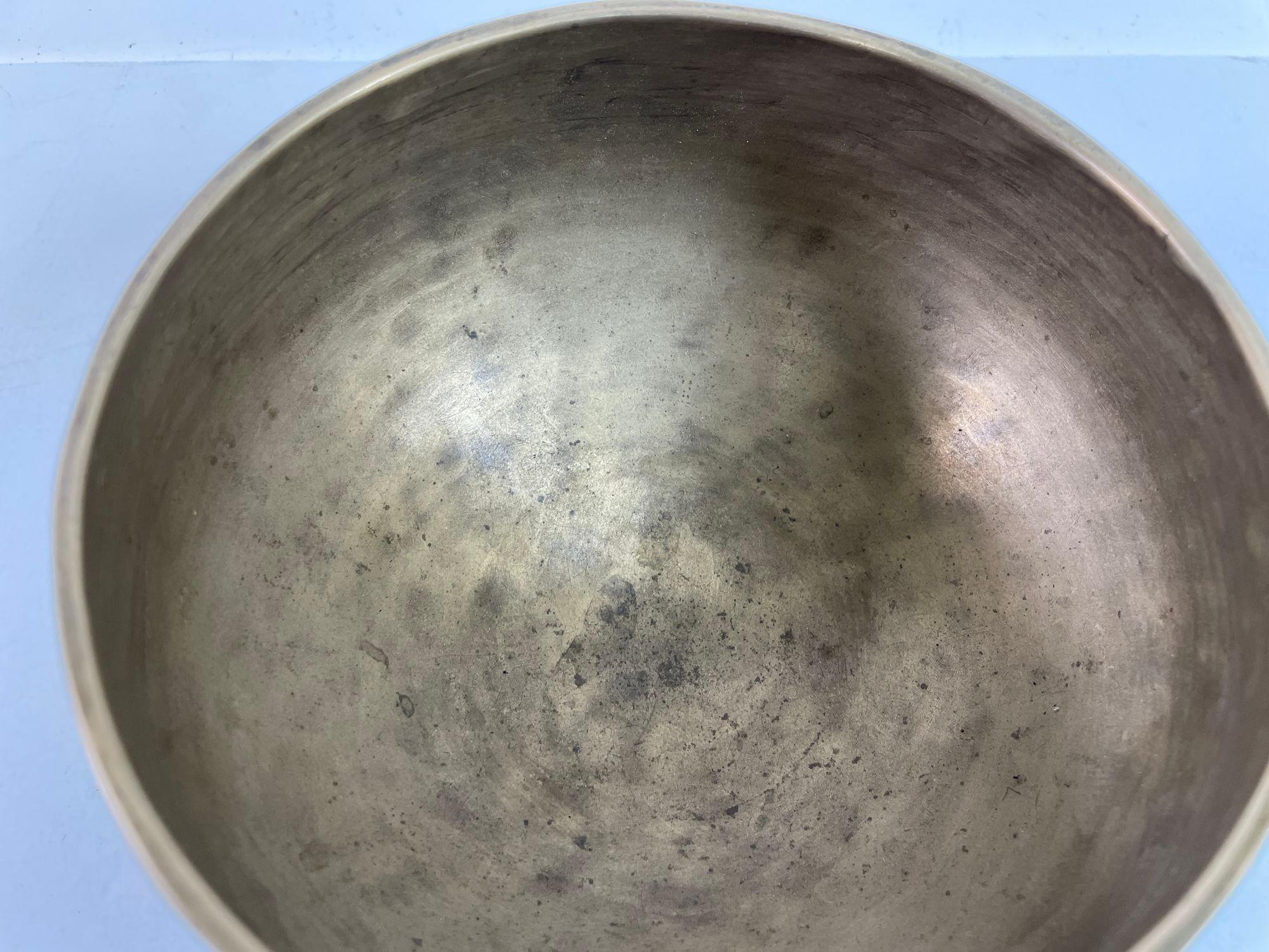 Vintage Asian Bronze Singing Hammered Footed Bowl 1950s In Good Condition For Sale In North Hollywood, CA