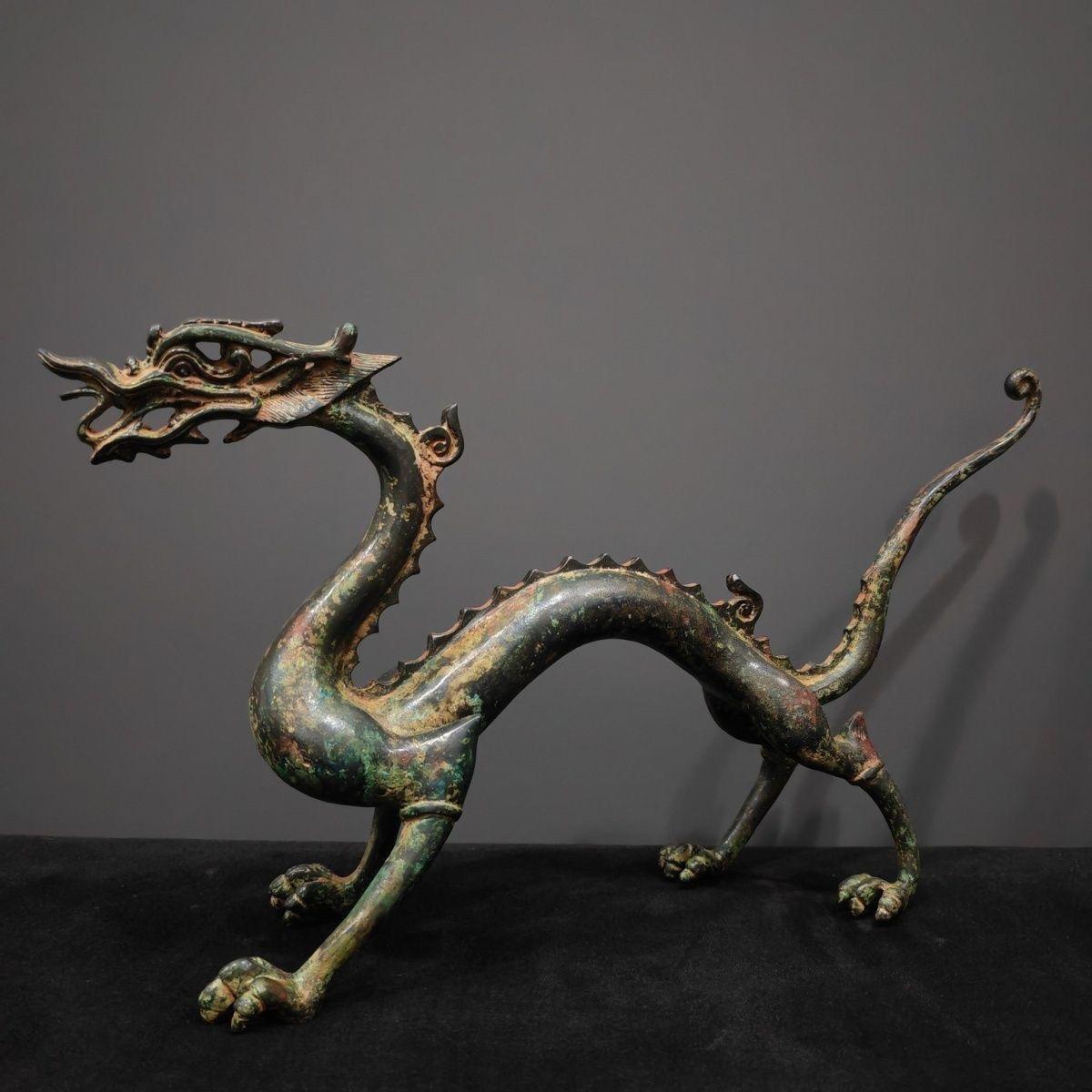 Drago asiatico vintage in piedi - Simbolo di potere, protezione e prosperità

Scatena la mitica maestosità dell'Oriente con questa statua di drago asiatico vintage in piedi, un potente simbolo di forza, saggezza e fortuna. Fuso in bronzo massiccio