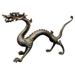 Drago asiatico d'epoca in piedi in bronzo
