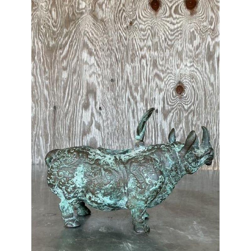 Porta un pezzo di arte antica nella tua casa con questo rinoceronte asiatico vintage in bronzo, una scultura accattivante che incarna l'eleganza spirituale e l'eredità culturale. Realizzato con dettagli intricati, questo pezzo in bronzo presenta una